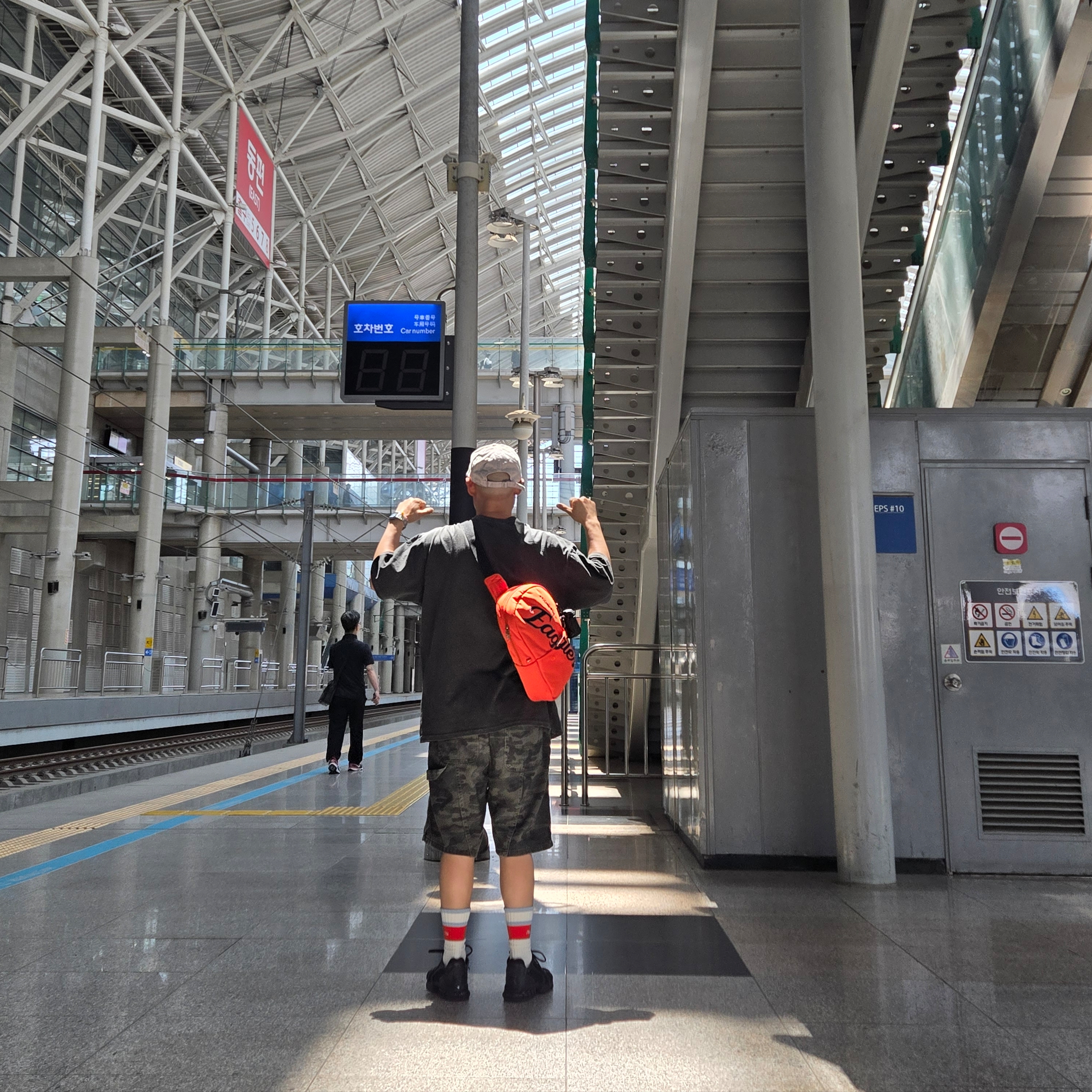Hanwha Eagles Sling Bag Orange 착용 스타일 - 3