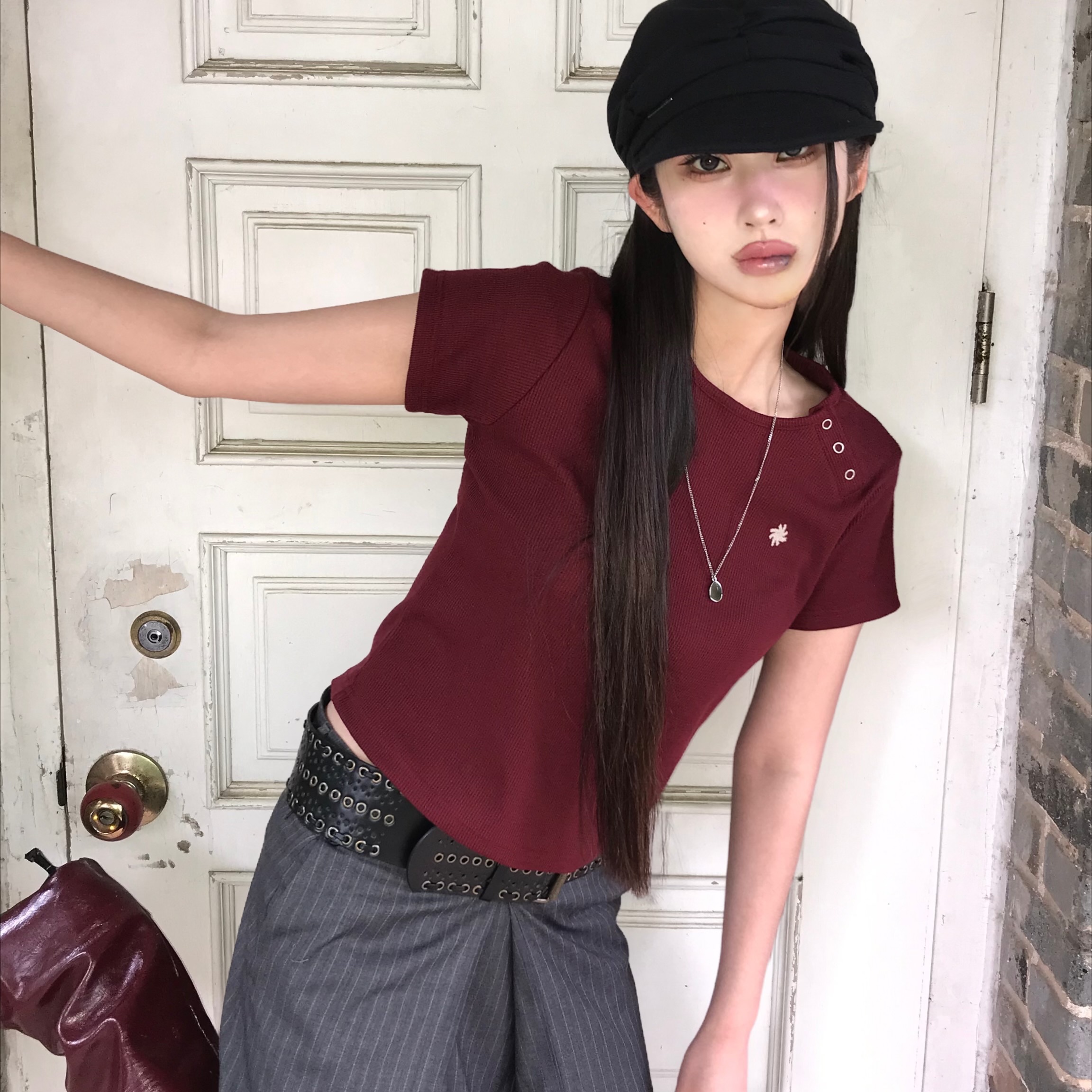 SLOW RECORD HOUSE Henley Neck Eyelet T-Shirt Burgundy 착용 스타일 - 3