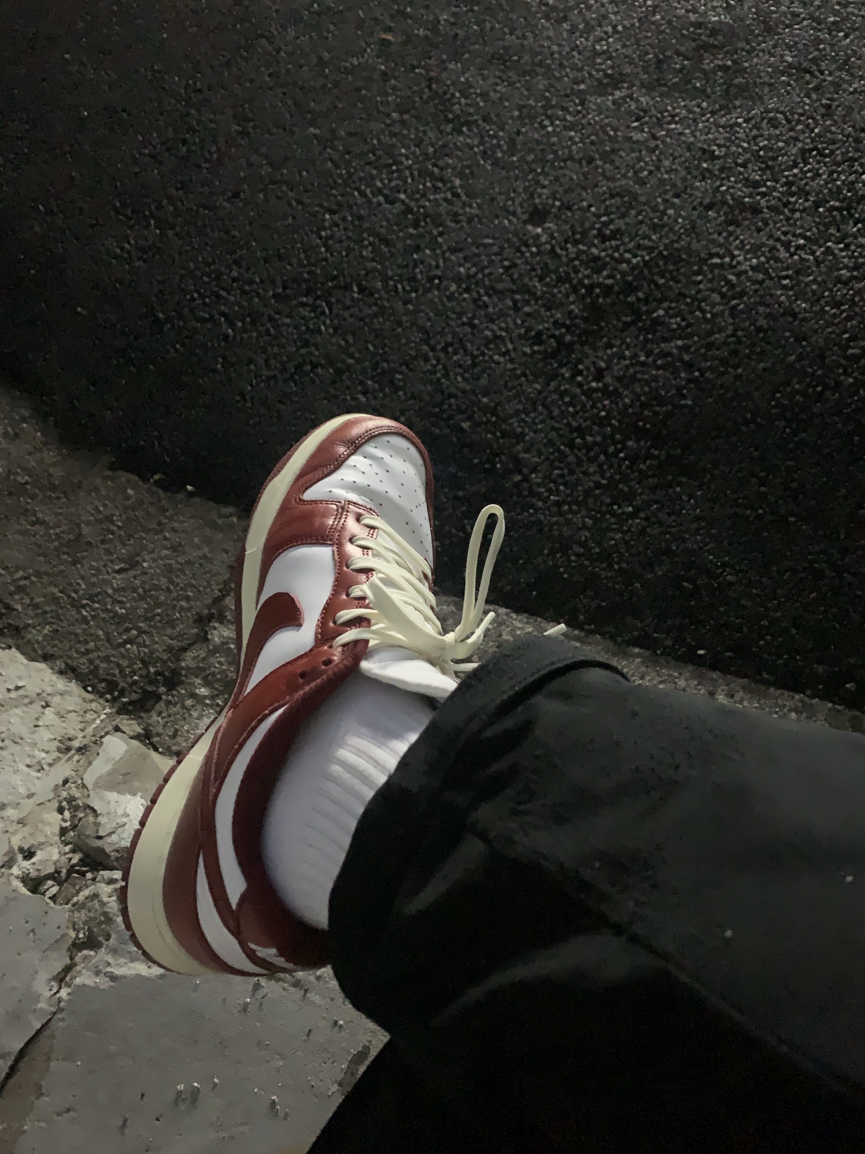 (W) Nike Dunk Low Retro PRM Team Red and White 착용 스타일 - 1