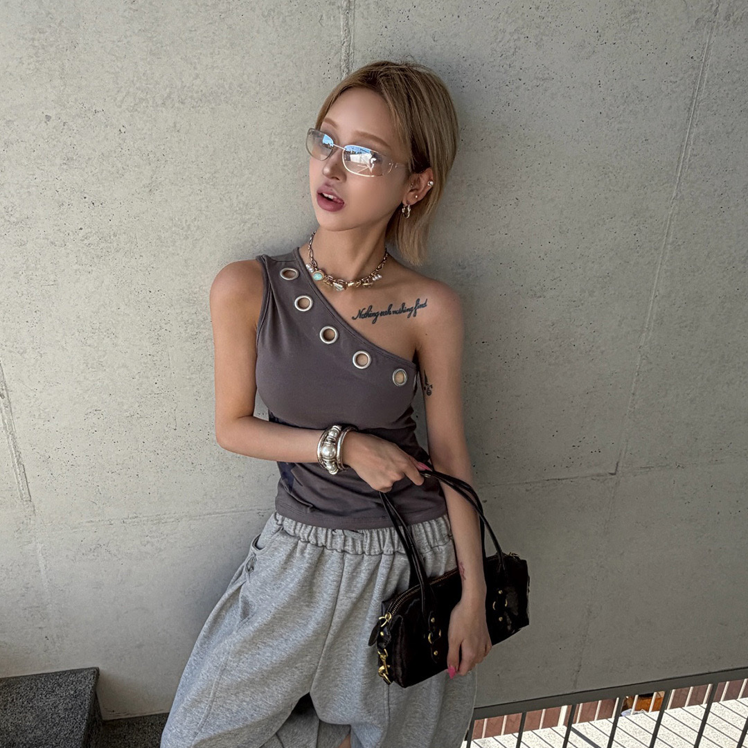 (W) Thevinylhouse Eyelet One Shoulder Sleeveless Charcoal 착용 스타일