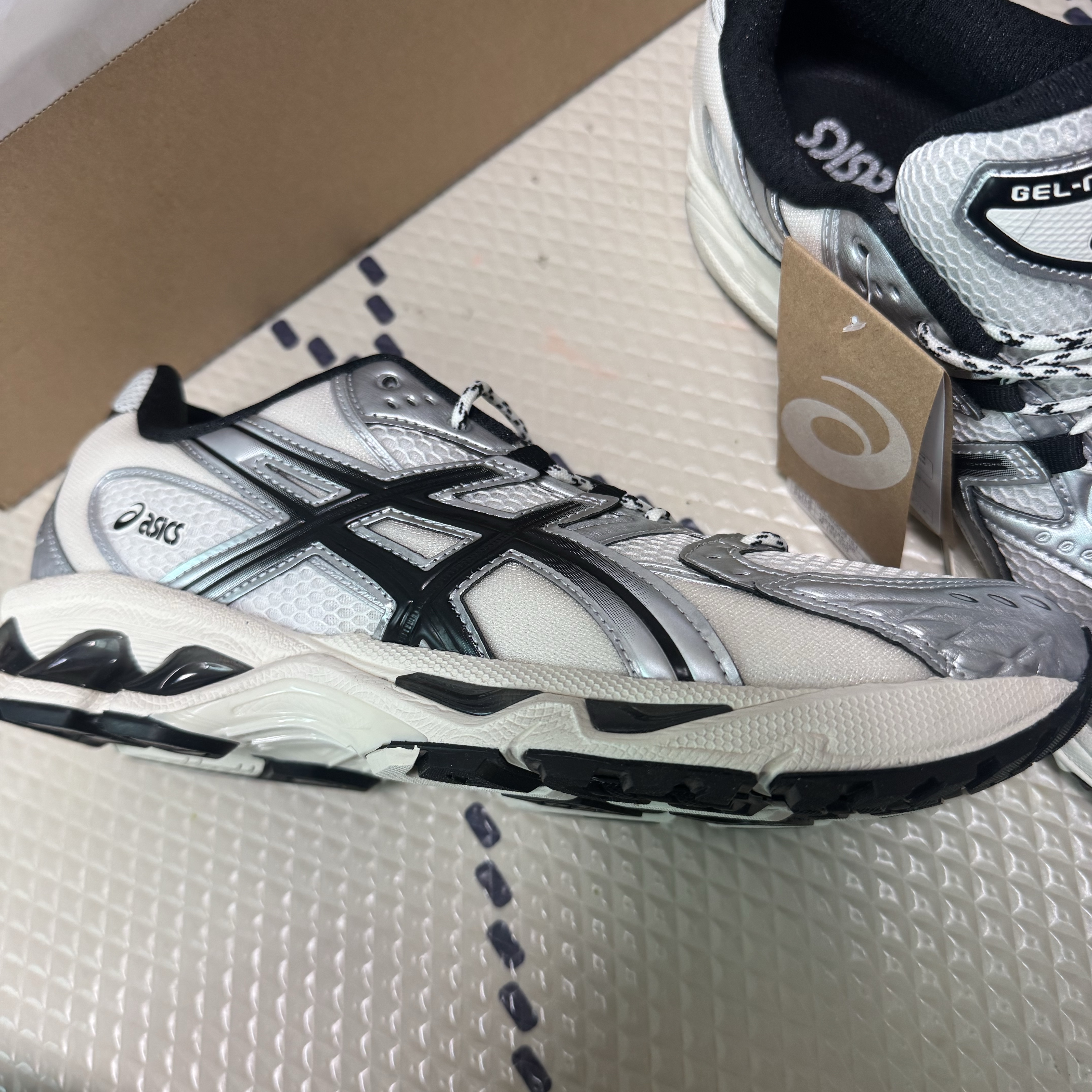 Asics Gel-Nimbus 10.1 Cream Black 착용 스타일 - 1