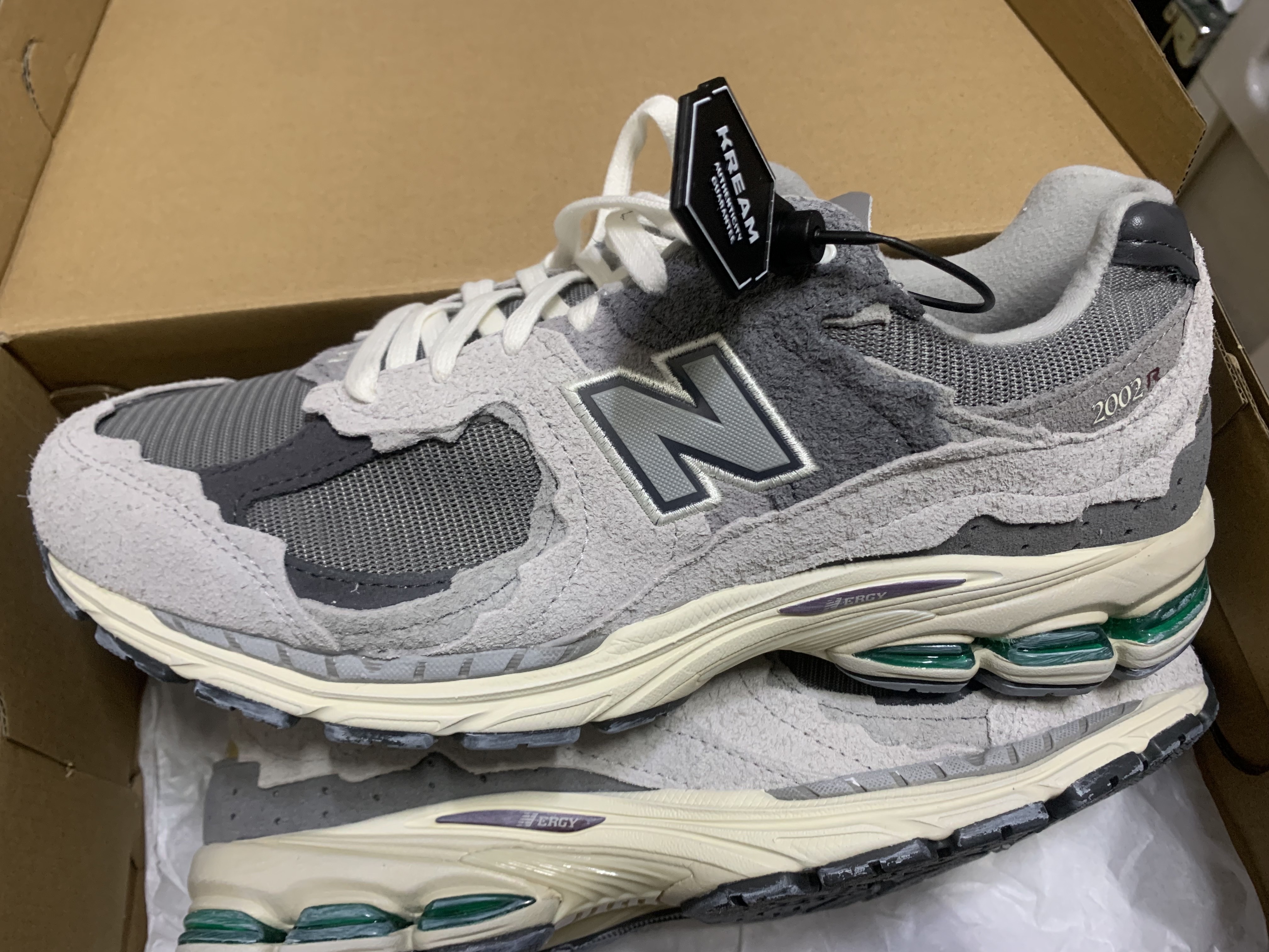 New Balance 2002R Protection Pack Rain Cloud 착용 스타일 - 1