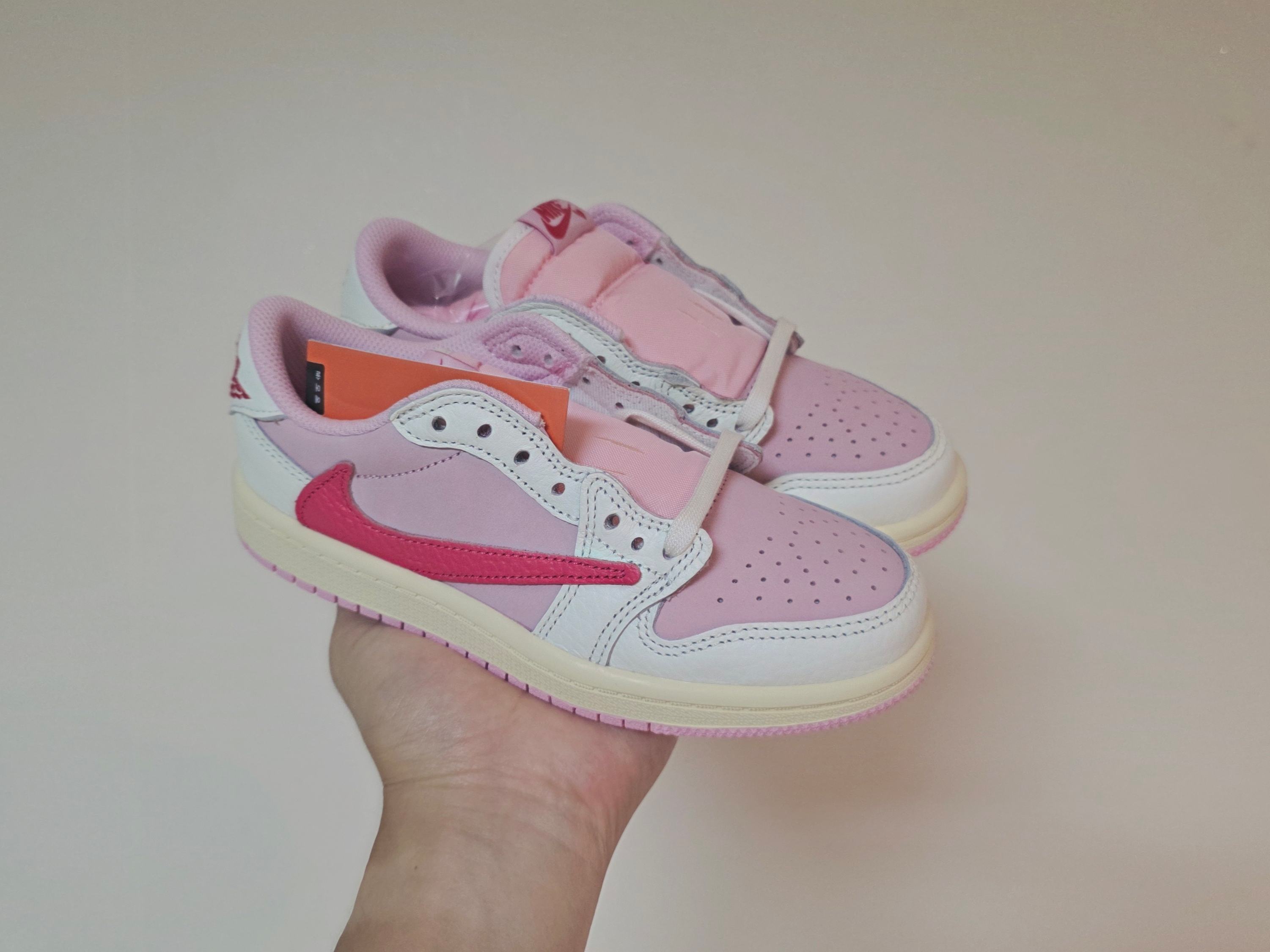 (PS) Jordan 1 x Travis Scott Retro Low OG SP Sail Tropical Pink 착용 스타일 - 2