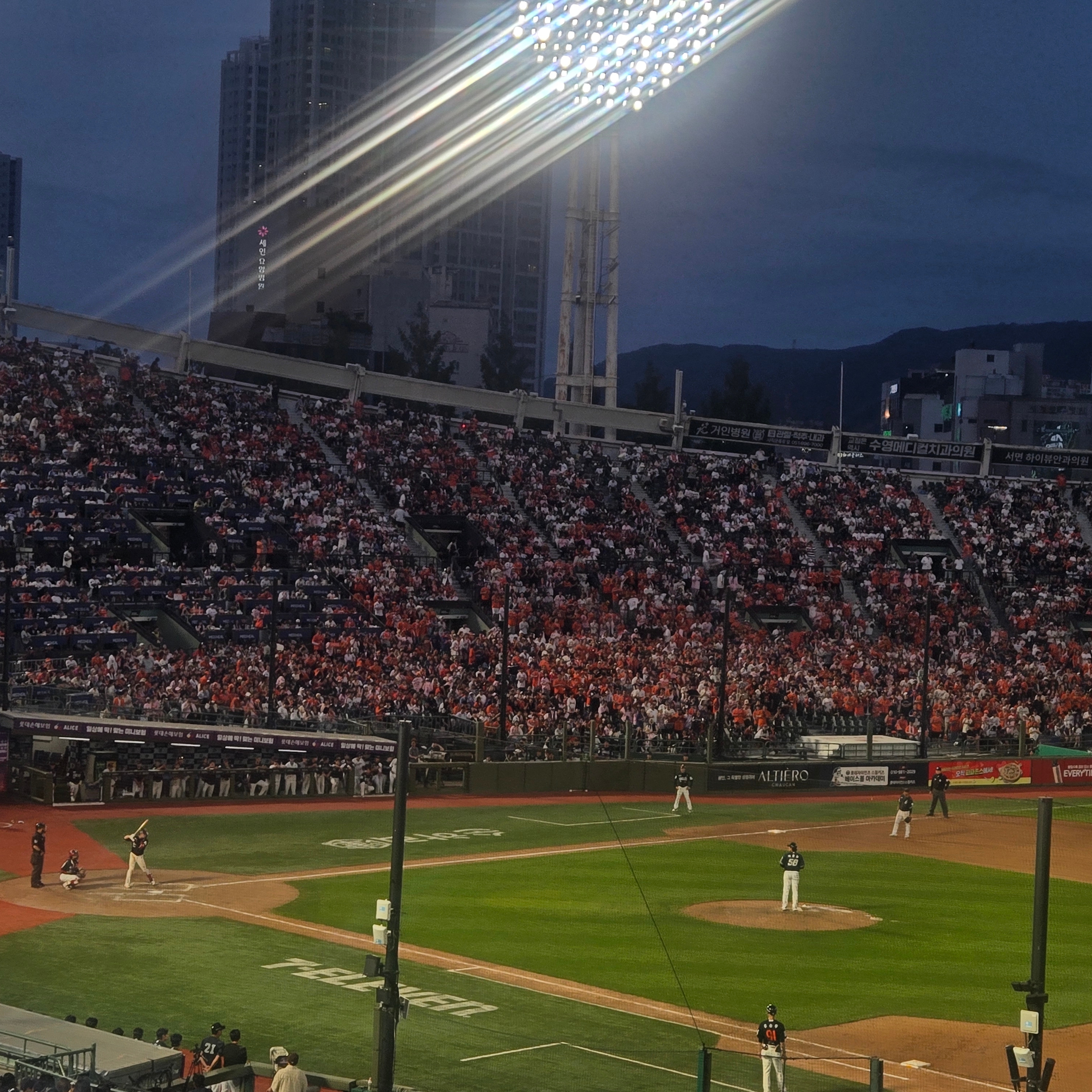 Hanwha Eagles Sling Bag Orange 착용 스타일 - 4