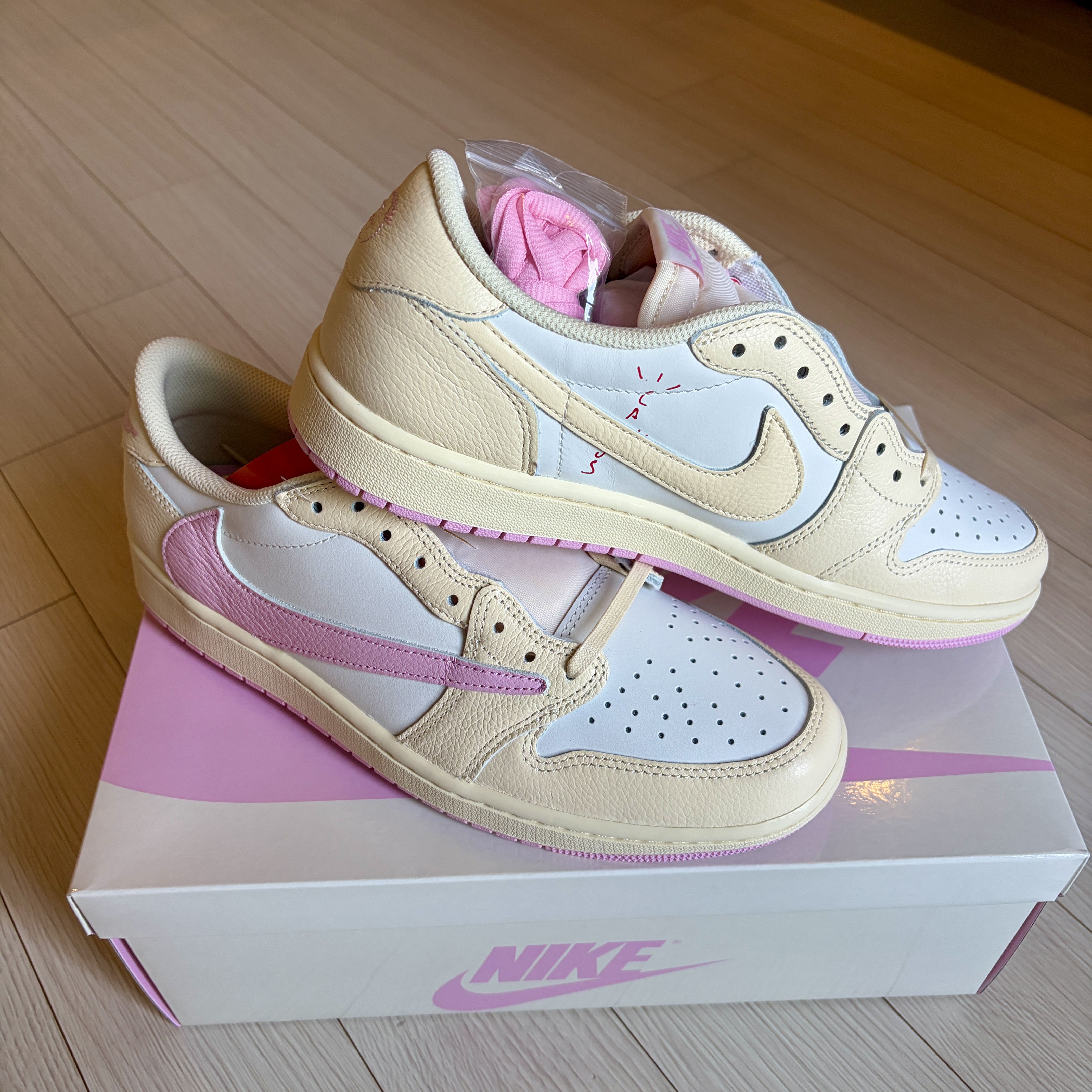 Jordan 1 x Travis Scott Retro Low OG SP Muslin Shy Pink 착용 스타일 - 2