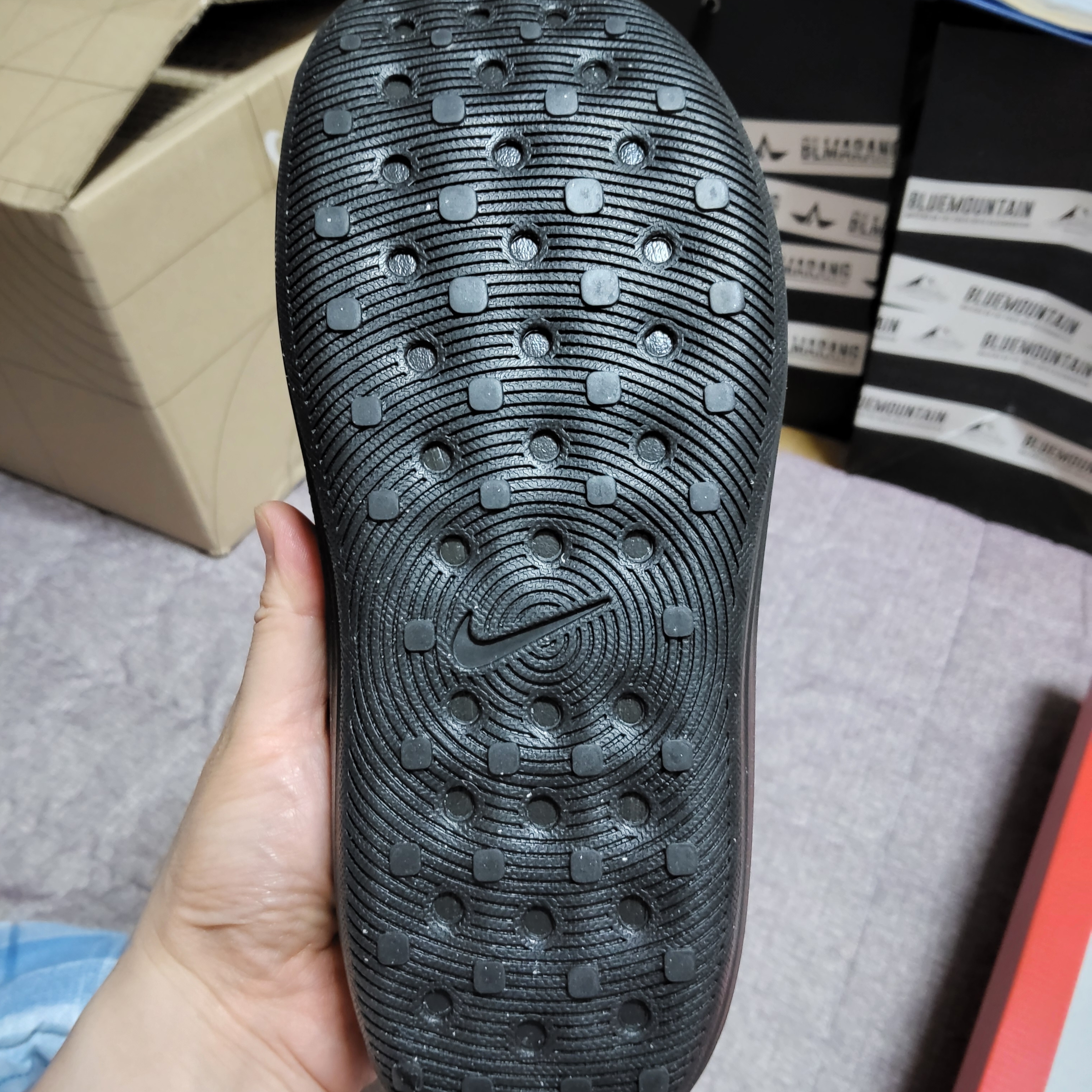 Nike ReactX Rejuven8 Slide Black 착용 스타일 - 5