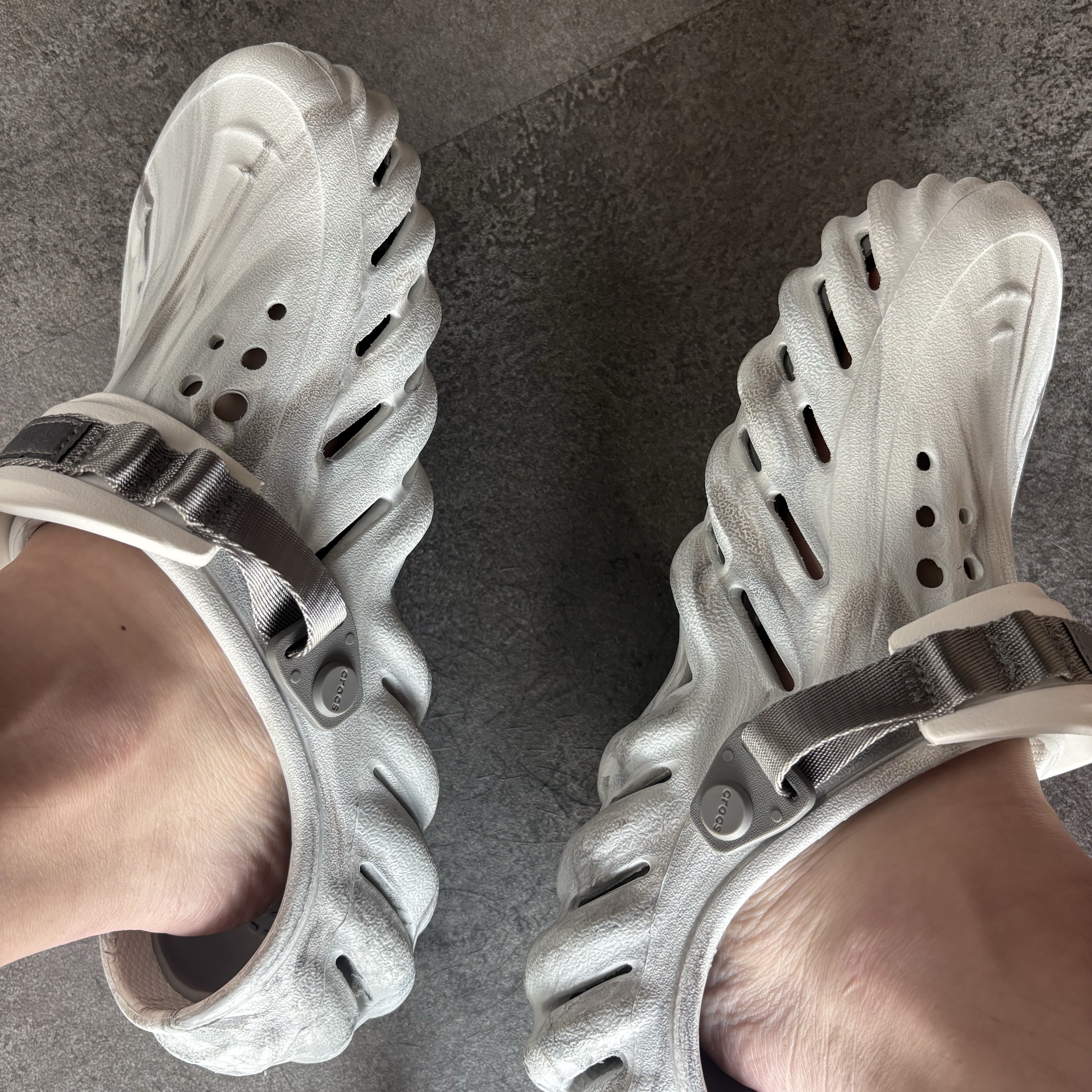 Crocs Echo Marbled Clog Moonlight Multi 착용 스타일 - 2