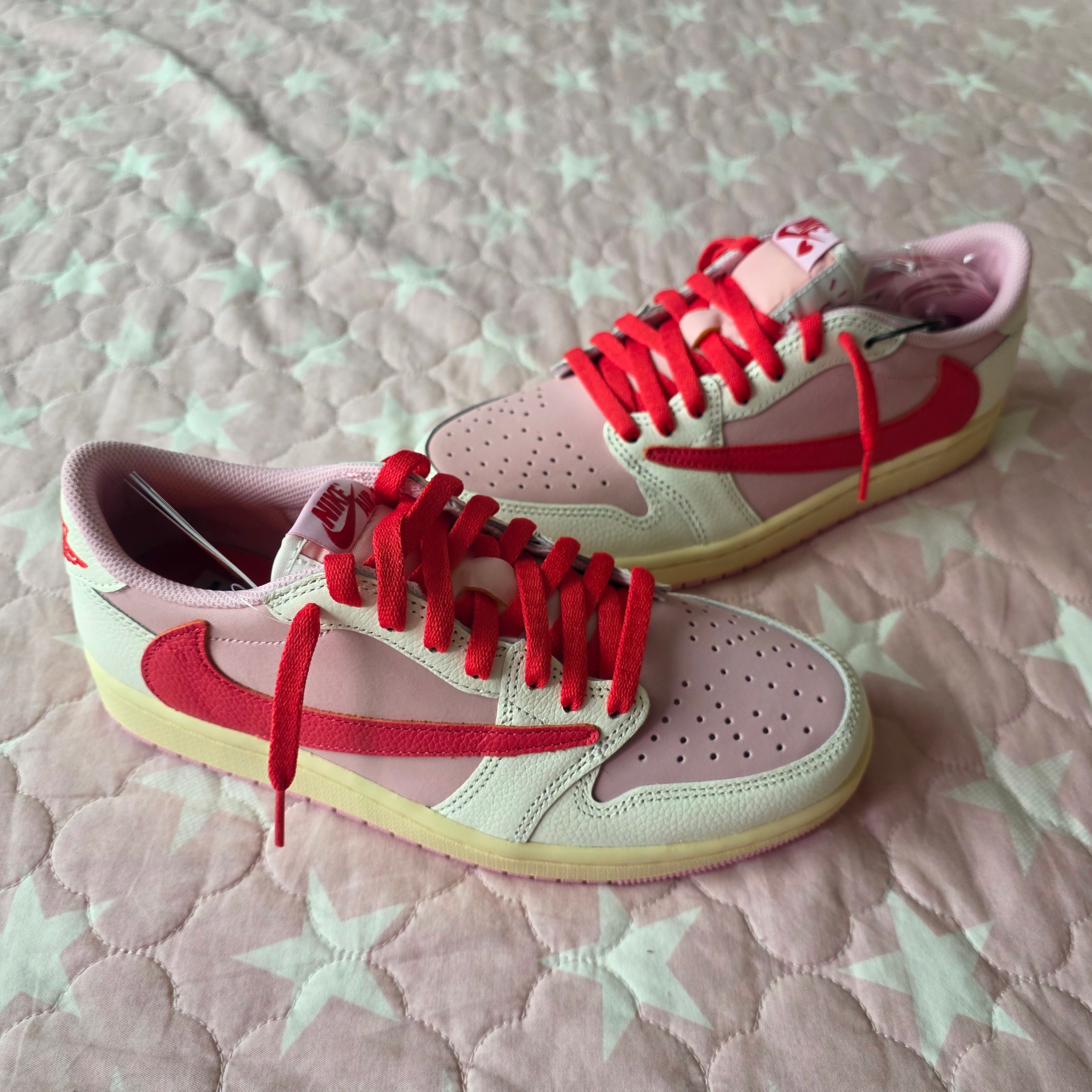 Jordan 1 x Travis Scott Retro Low OG SP Sail Tropical Pink 착용 스타일 - 4