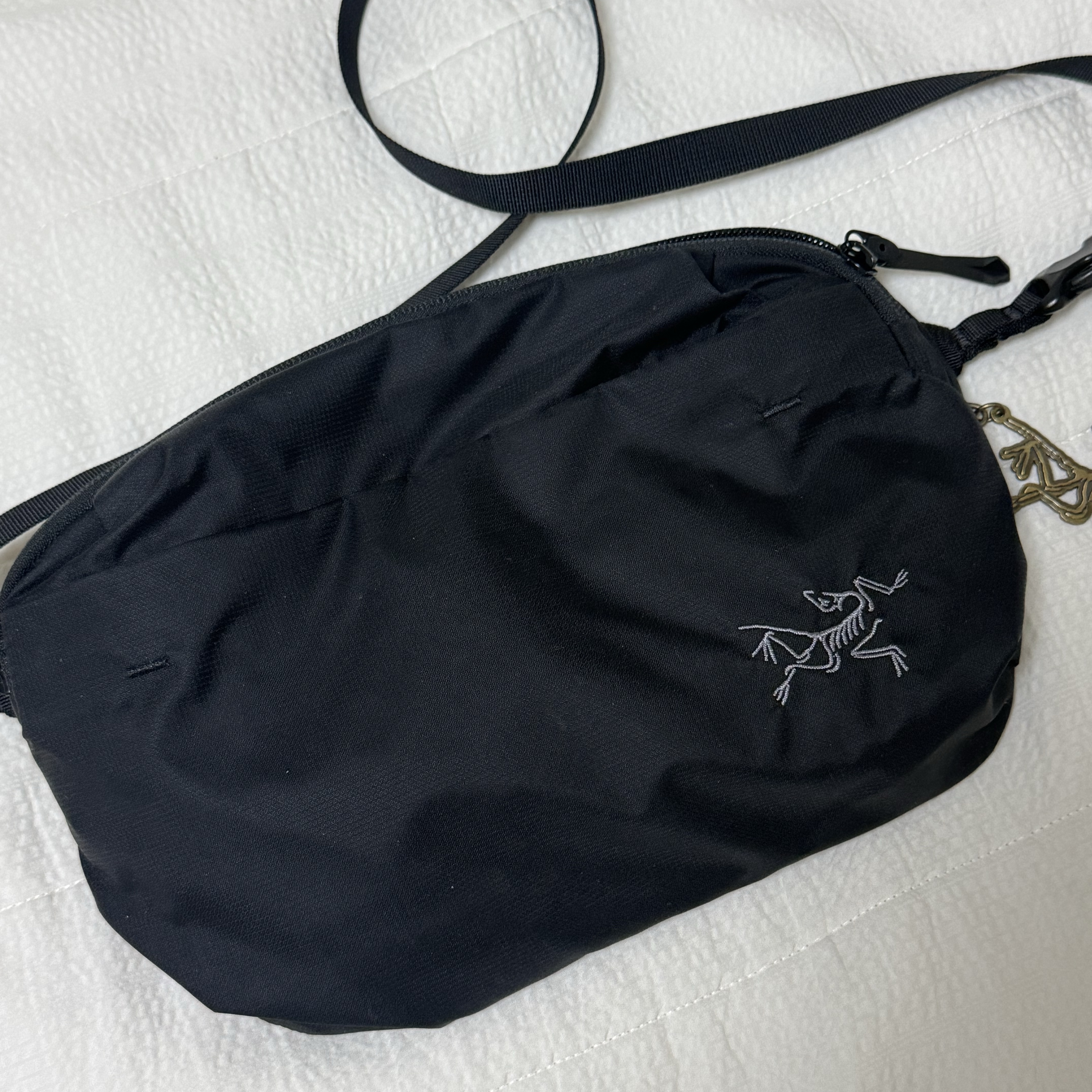 Arc'teryx Heliad 6 Crossbody Bag Black 착용 스타일 - 1