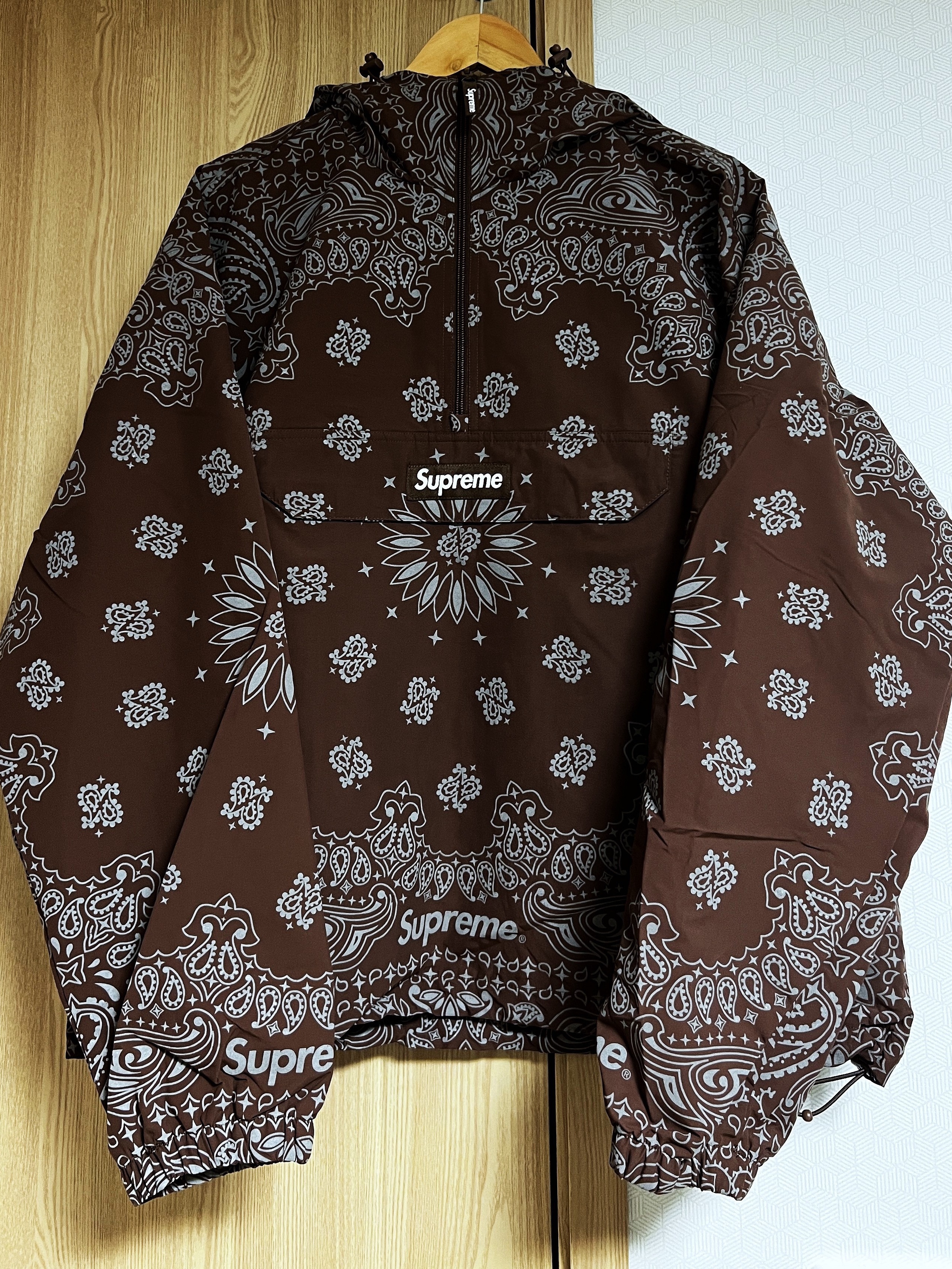 Supreme Reflective Bandana Anorak Brown - 26SS 착용 스타일 - 1