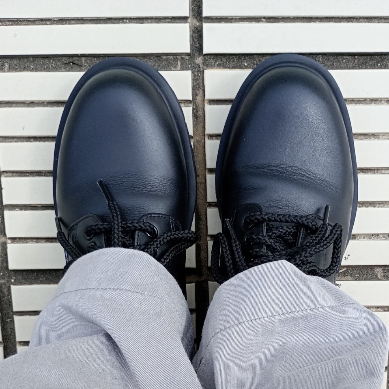 Dr. Martens x Supreme Postal Supreme 4-Eye Shoe Black - 26SS 착용 스타일 - 1