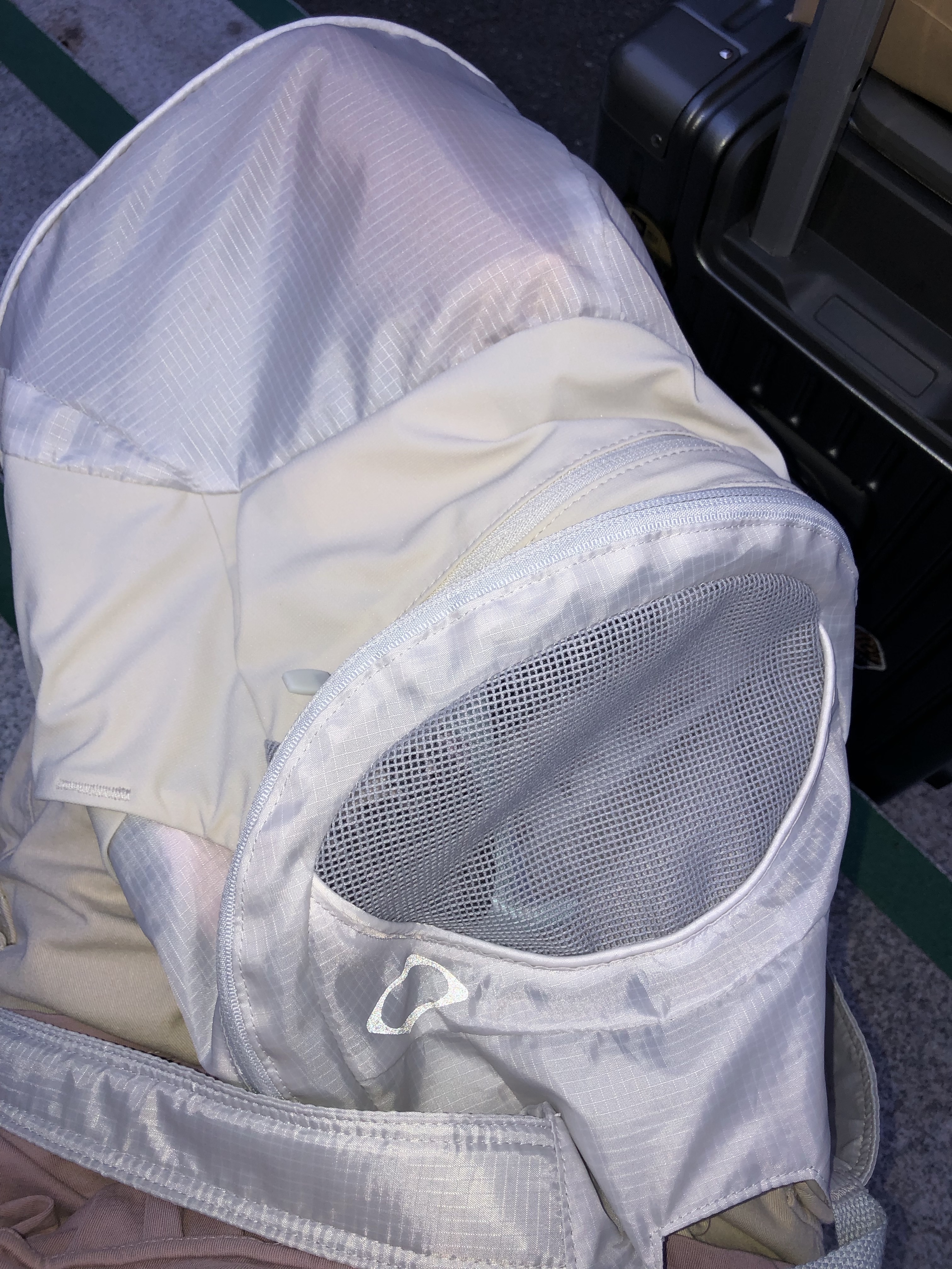Mischief x Eplc Lightweight Zip Around Backpack Light Gray 착용 스타일 - 3