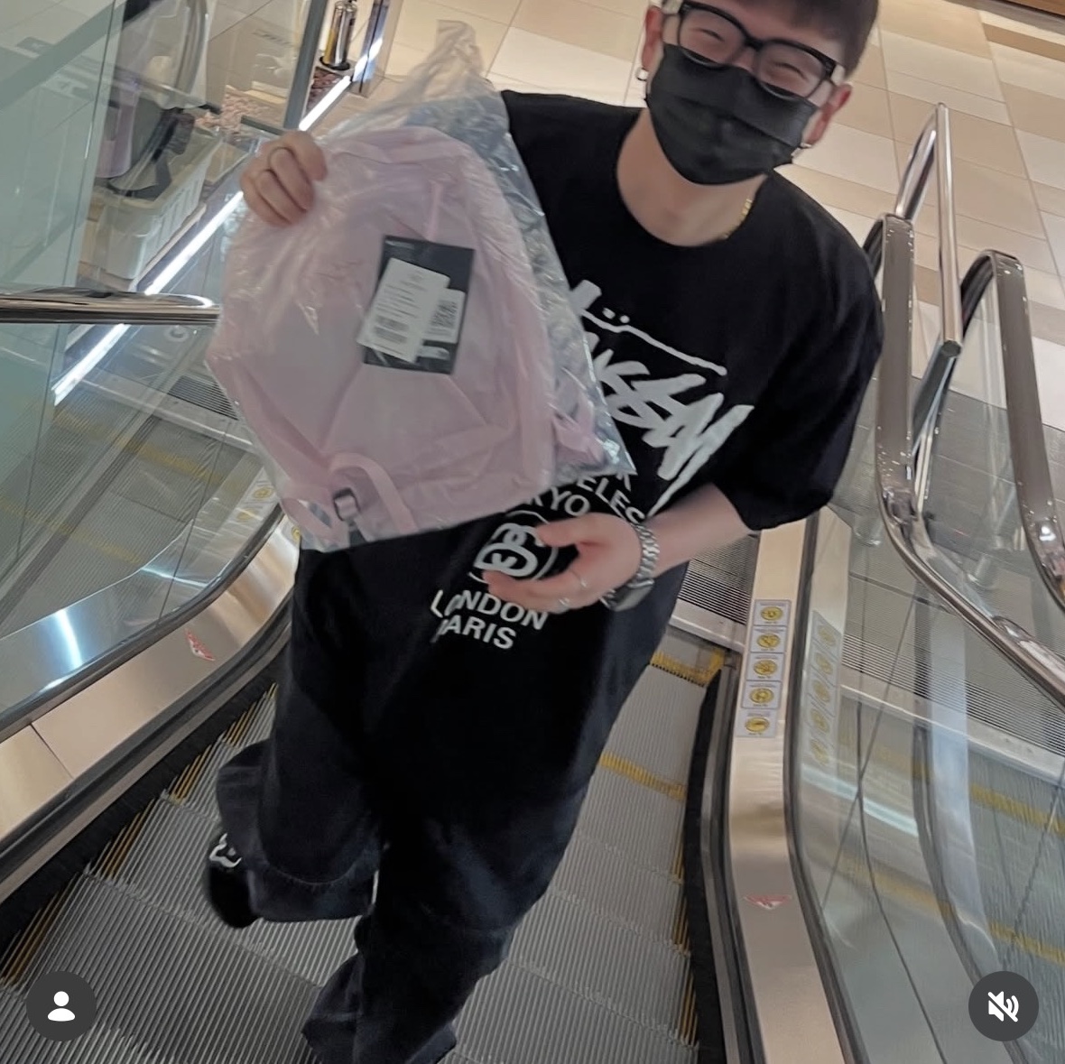 Stussy World Tour T-Shirt Black, Nike Air More Uptempo Slide Black White 착용 스타일