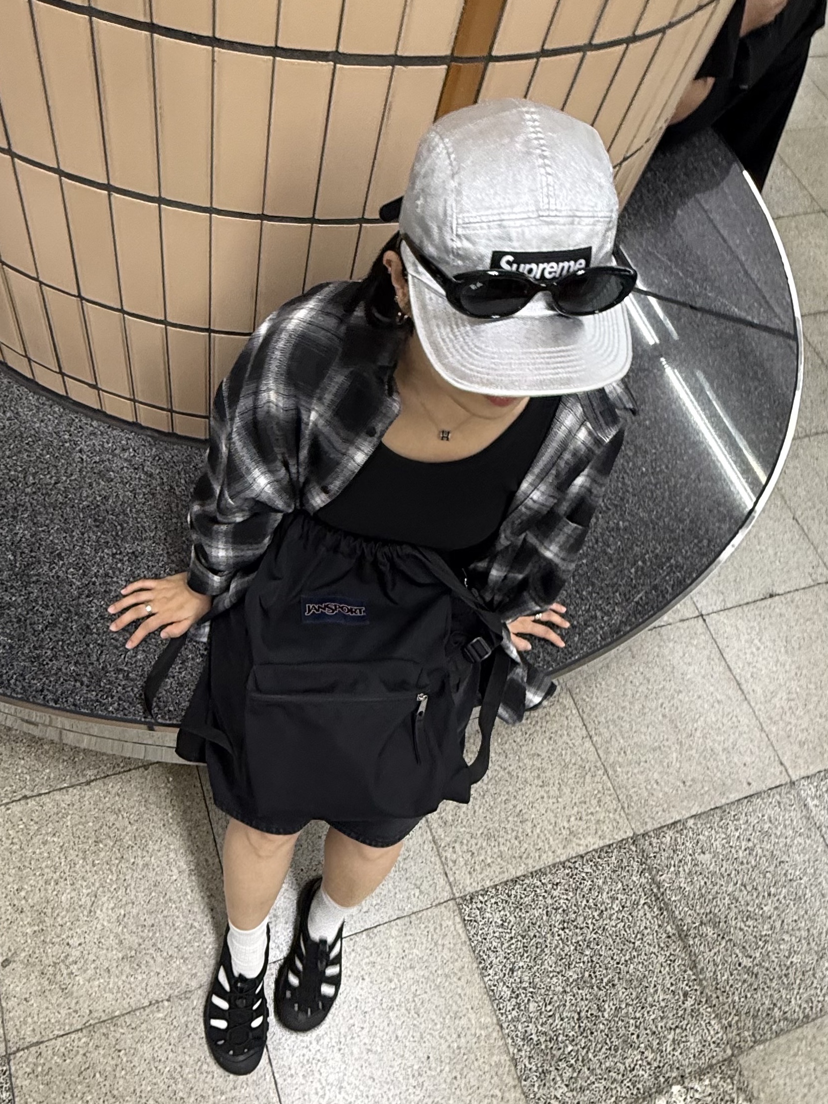 (W) Keen Newport H2 Triple Black, Jansport Draw Sack Black 착용 스타일 - 2