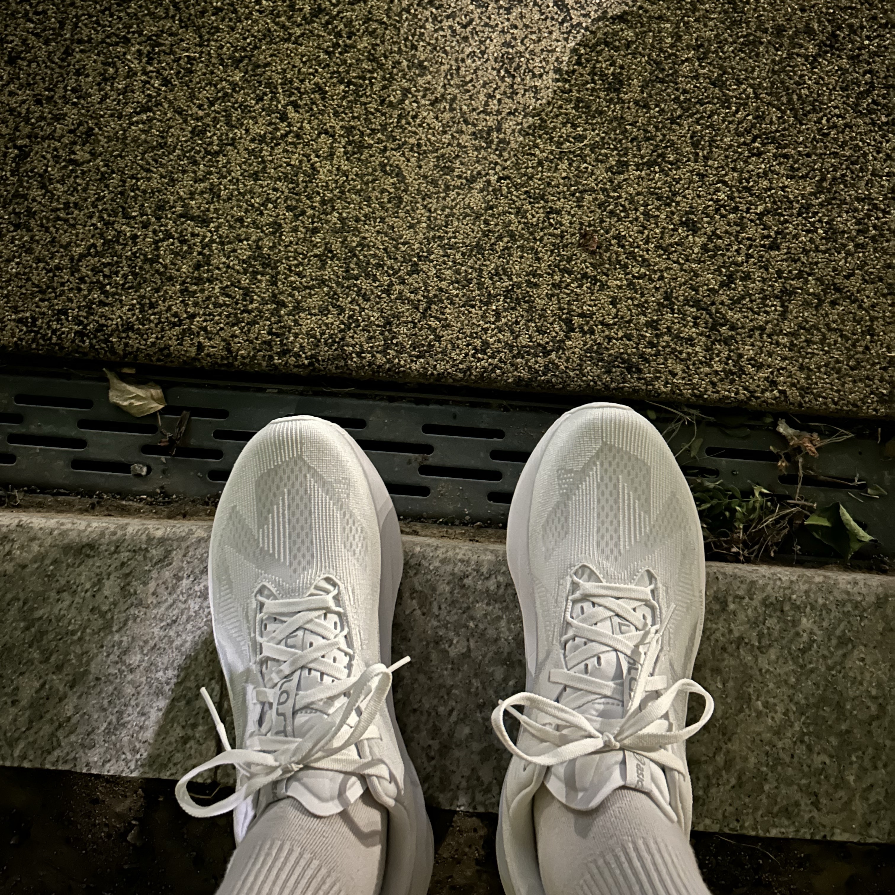 Asics Novablast 5 White Piedmont Grey 착용 스타일 - 6