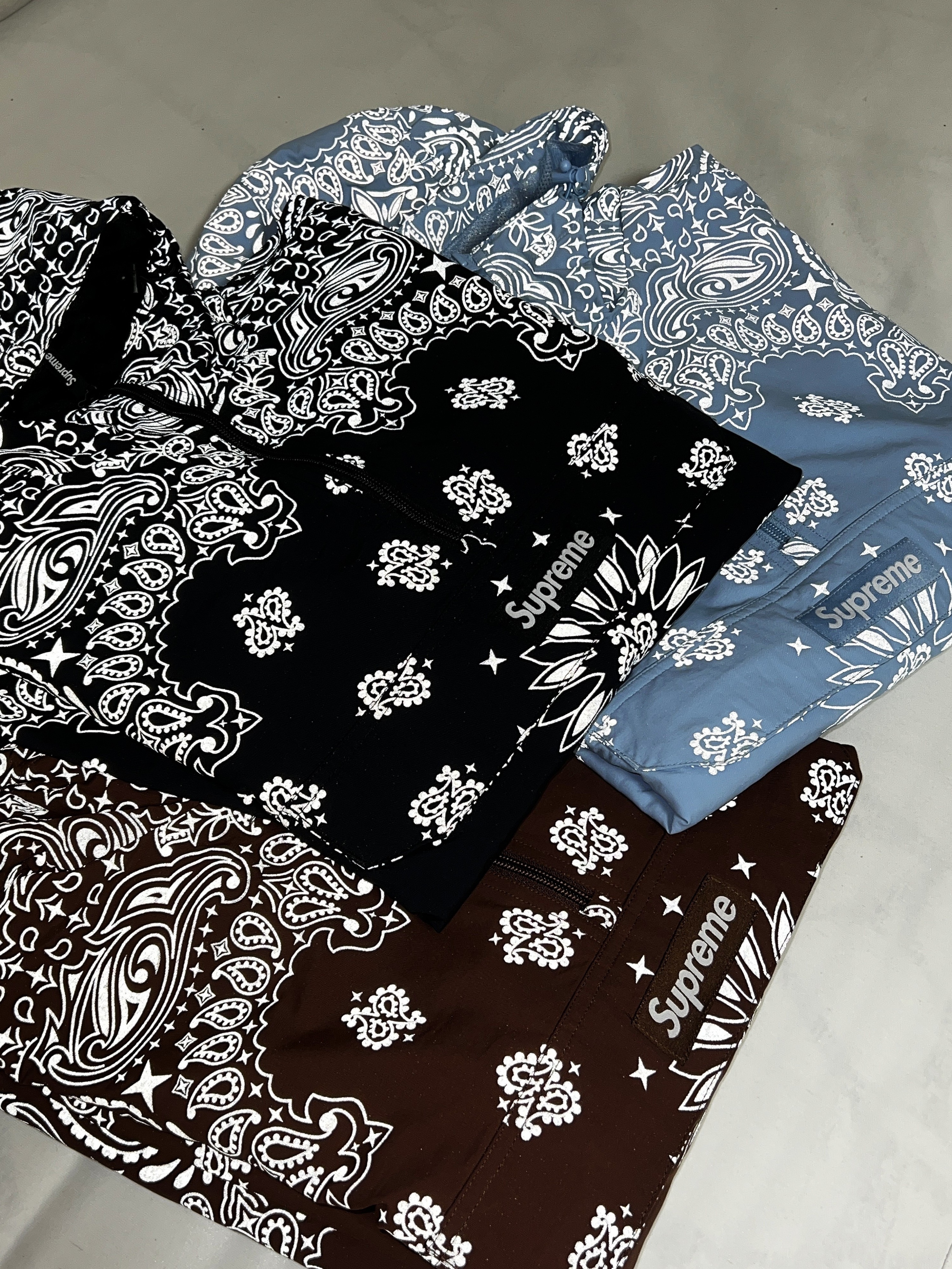 Supreme Reflective Bandana Anorak Black - 26SS, Supreme Reflective Bandana Anorak Light Blue - 26SS 착용 스타일