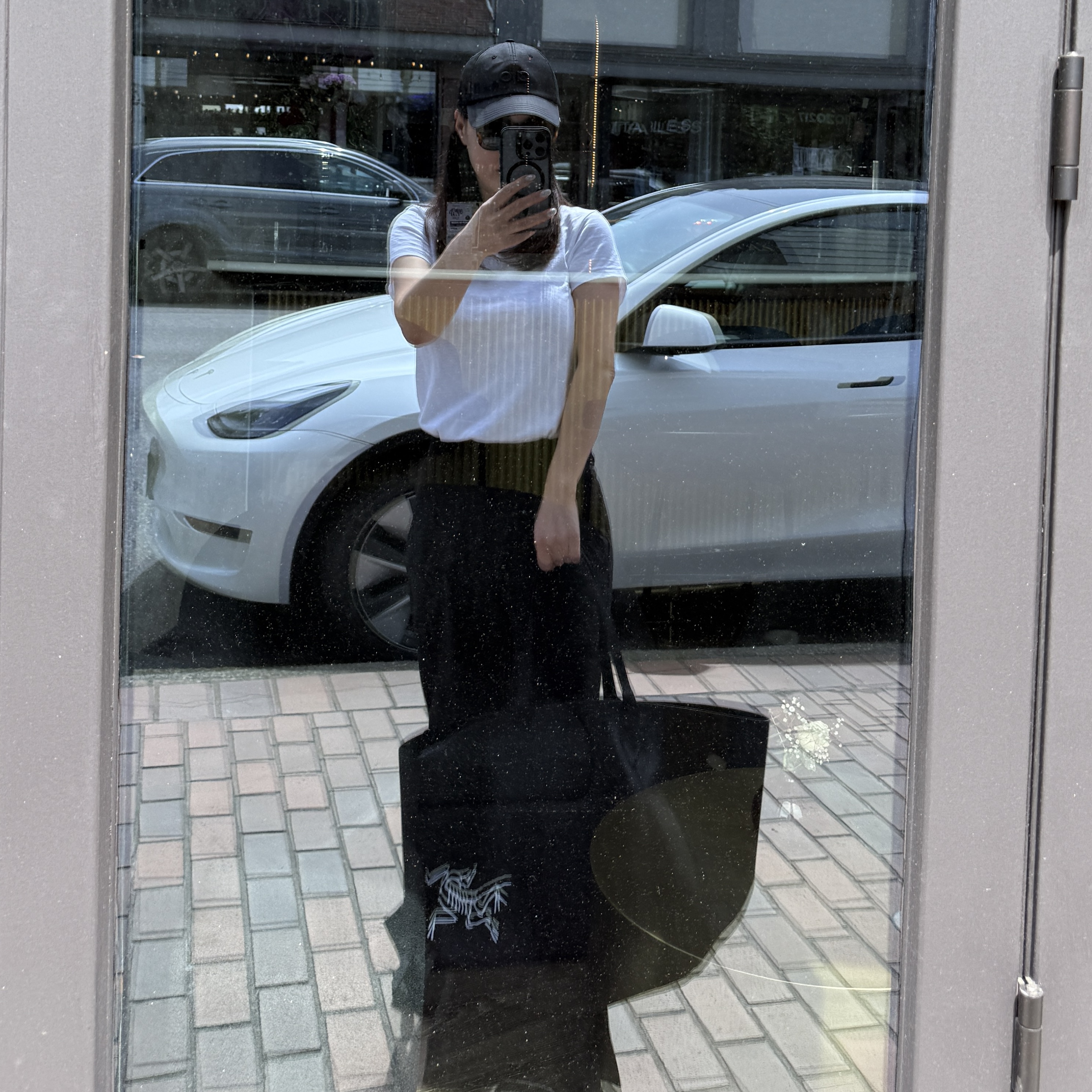 Arc'teryx Carrier 45 Gear Tote Black, Alo Yoga Performance Off Duty Cap Black 착용 스타일 - 3