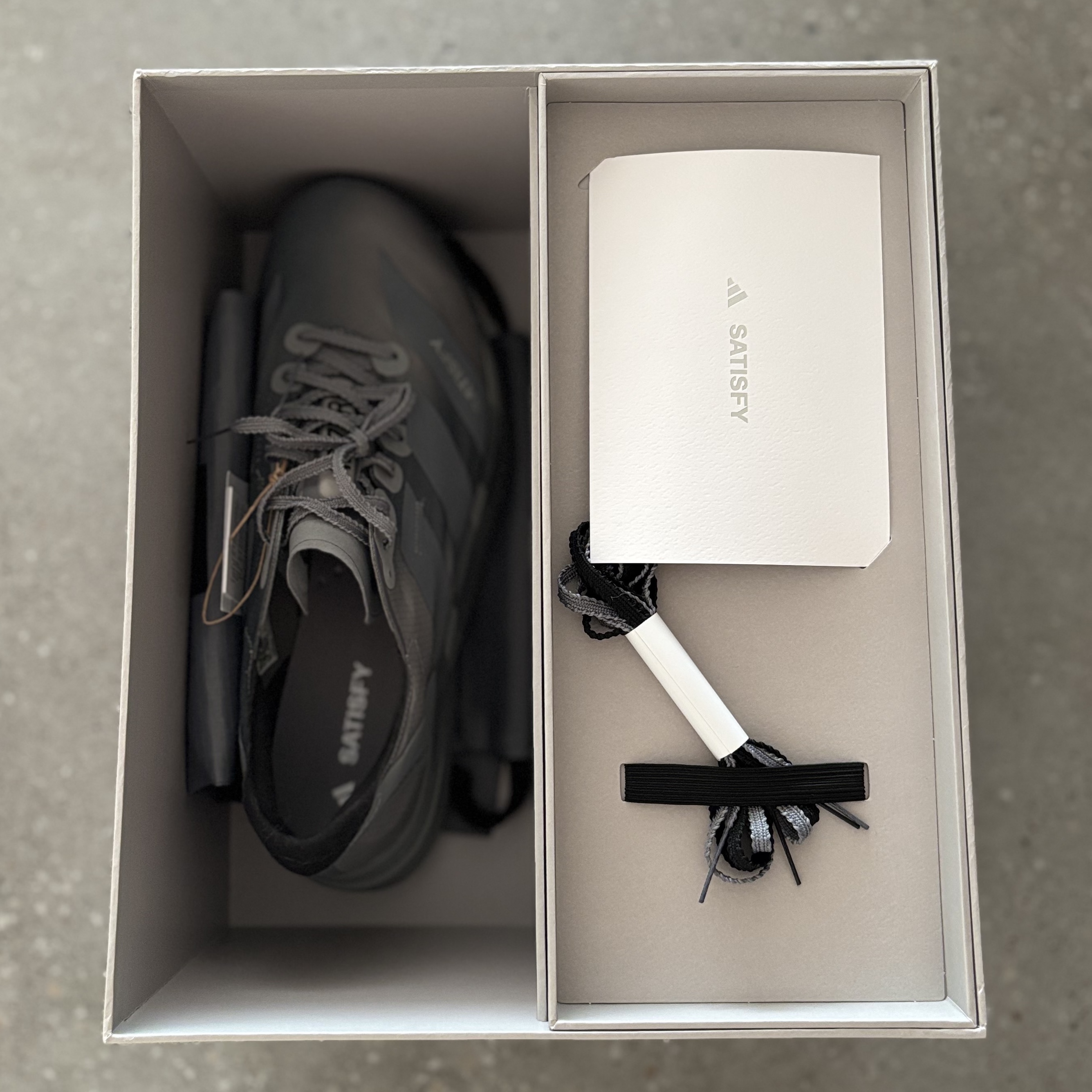 Adidas x Satisfy Adizero Adios Pro 4 Core Black Grey Five 착용 스타일 - 3