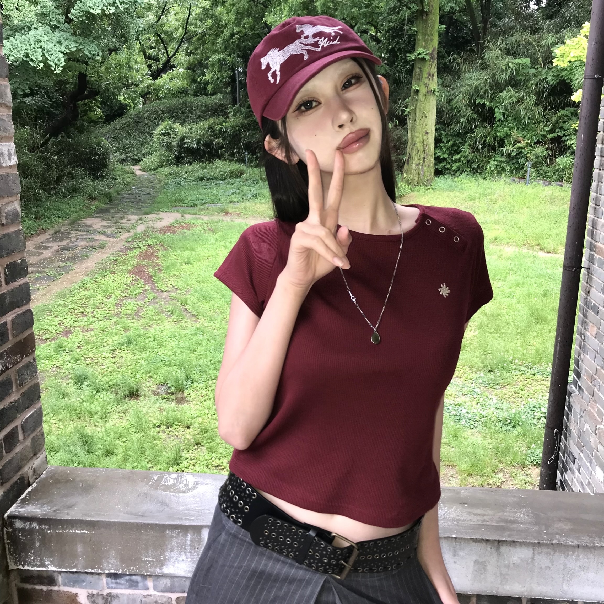 SLOW RECORD HOUSE Henley Neck Eyelet T-Shirt Burgundy 착용 스타일 - 1