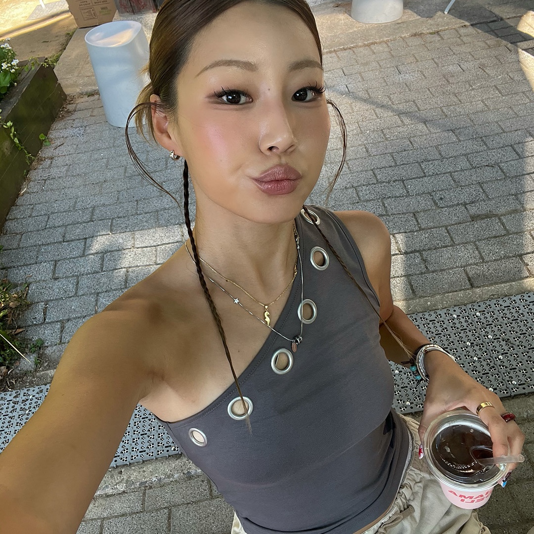 (W) Thevinylhouse Eyelet One Shoulder Sleeveless Charcoal 착용 스타일