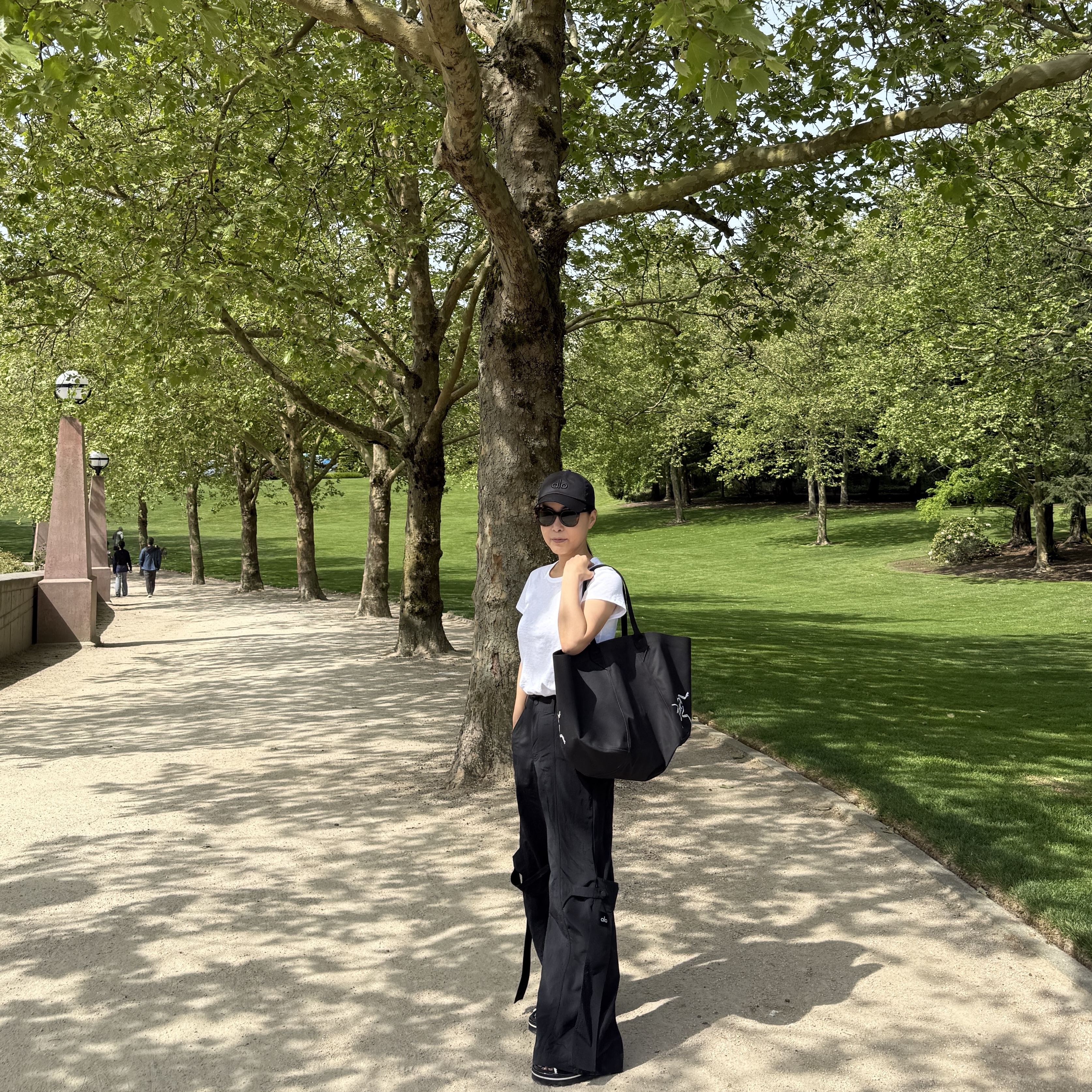 Arc'teryx Carrier 45 Gear Tote Black, Alo Yoga Performance Off Duty Cap Black 착용 스타일 - 2
