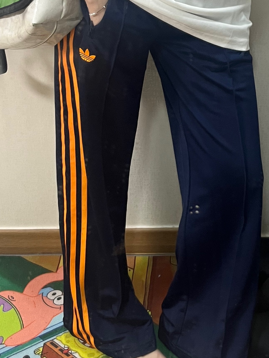 (W) Adidas Adicolor Classic Firebird Loose Track Pants Night Indigo Crew Orange - KR Sizing, Converse All Star Patch Standard T-Shirt White 착용 스타일 - 3