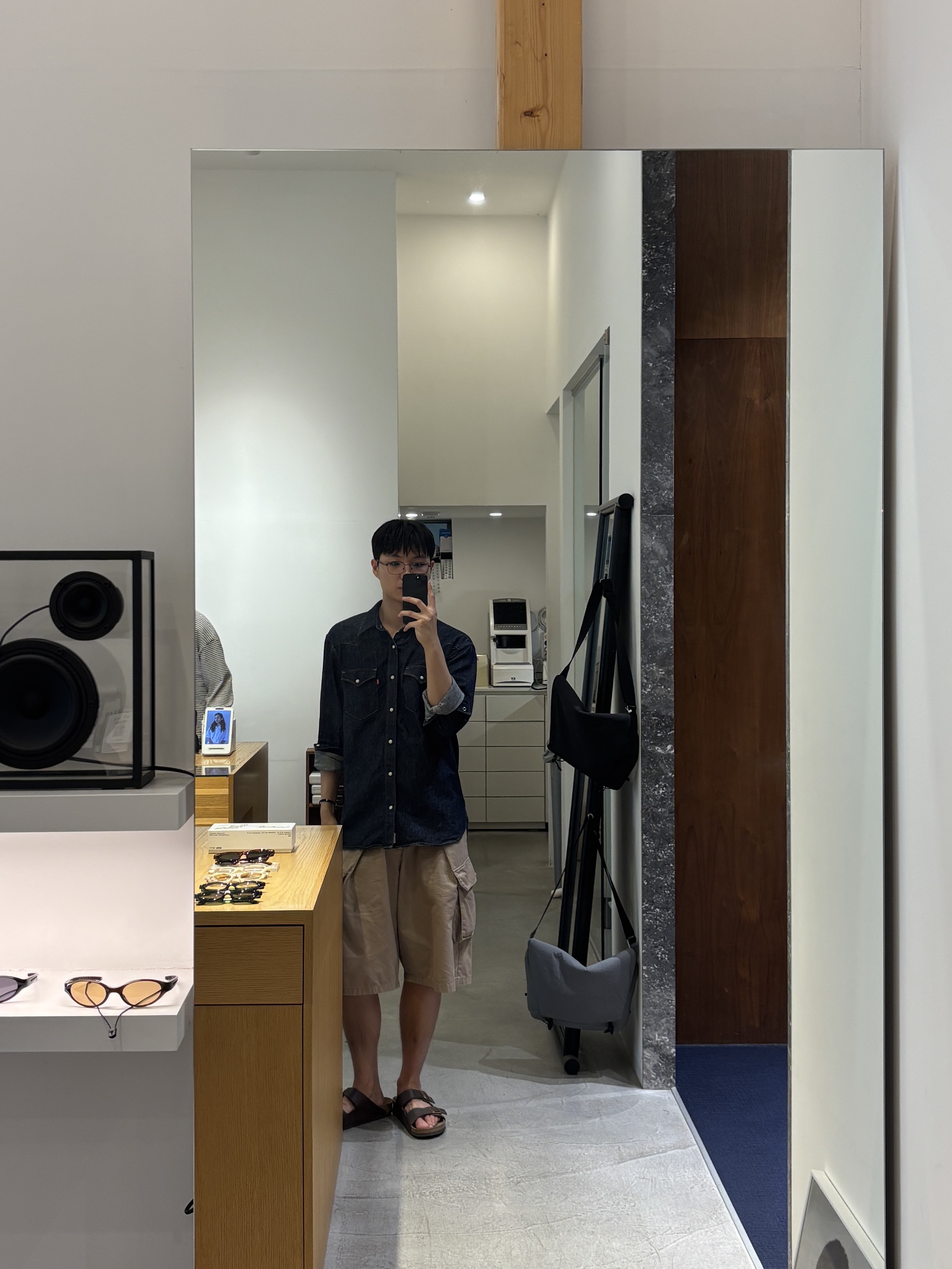 Levi's Standard Fit Classic Western Shirt Indigo, Birkenstock Arizona Dark Brown - Regular 착용 스타일