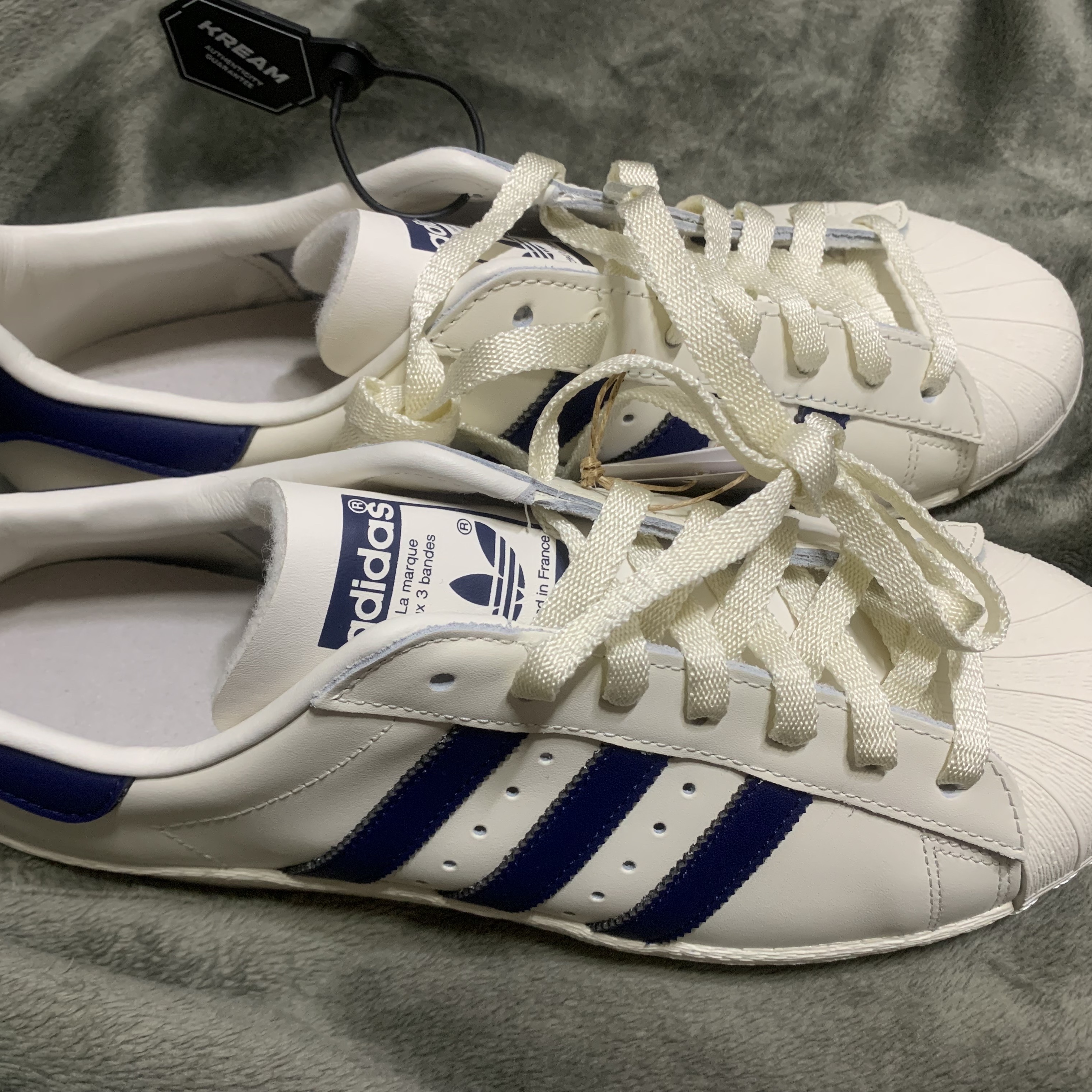 Adidas Superstar 82 White Dark Blue 착용 스타일 - 2