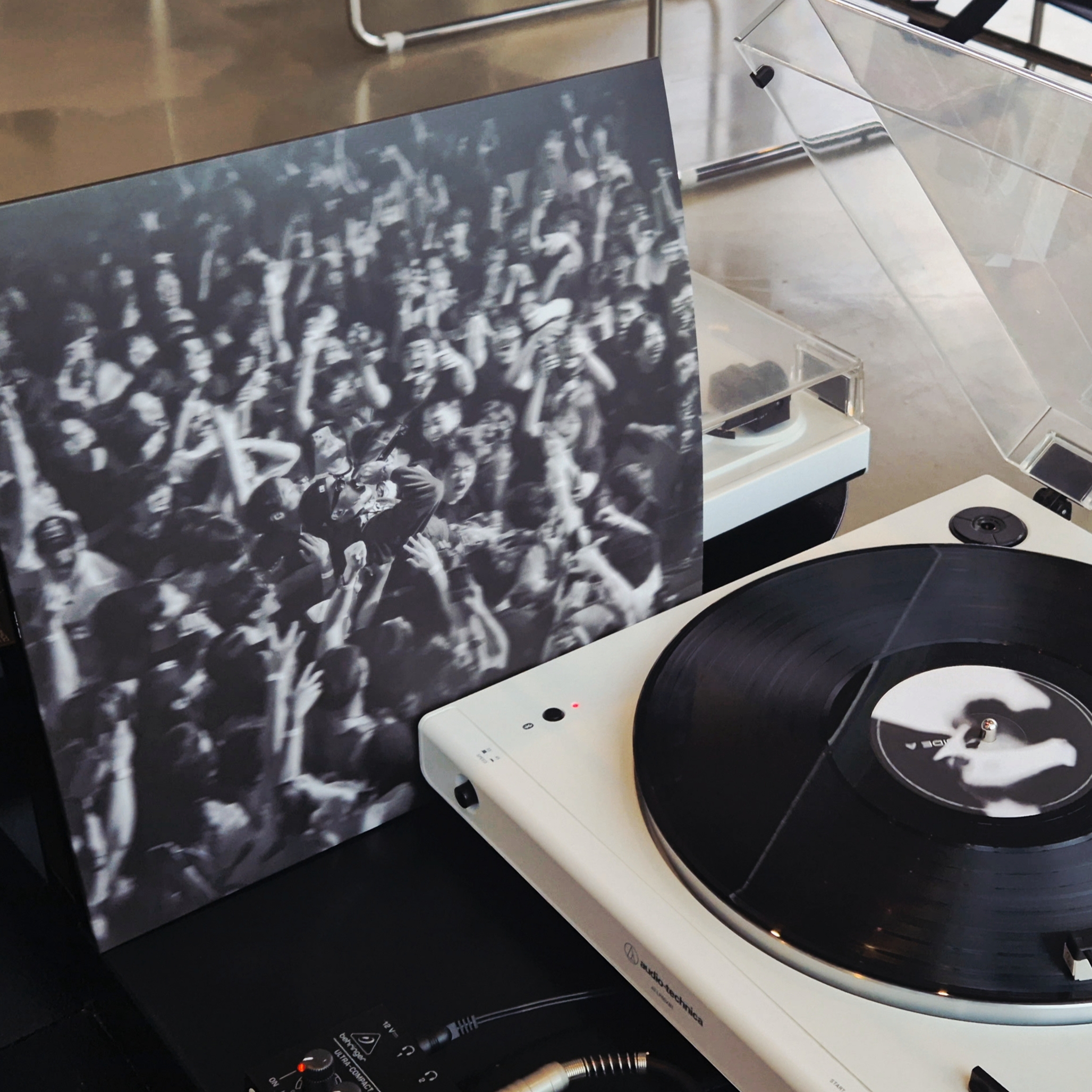 EK 2nd Album YAHO LP Black 착용 스타일