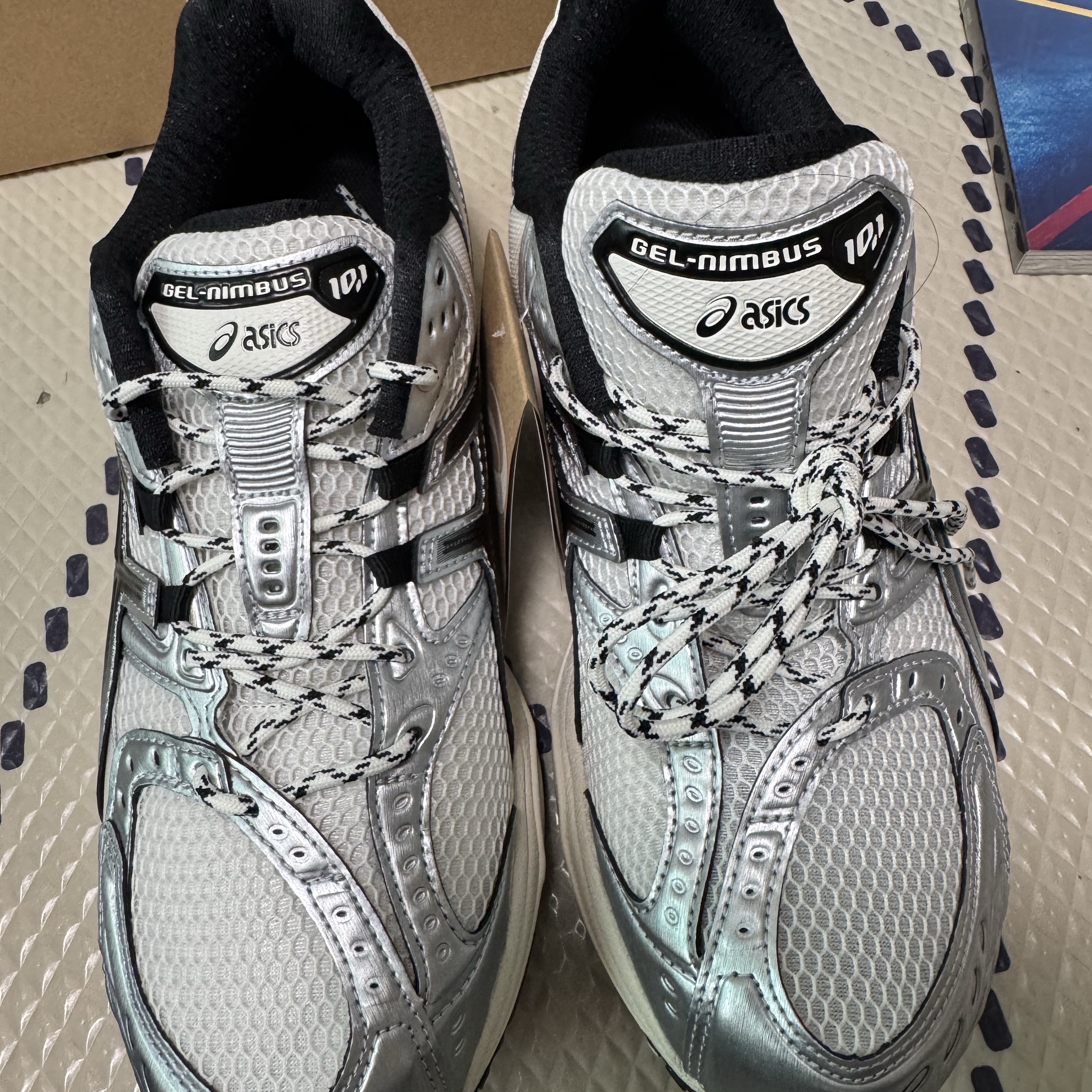 Asics Gel-Nimbus 10.1 Cream Black 착용 스타일 - 2