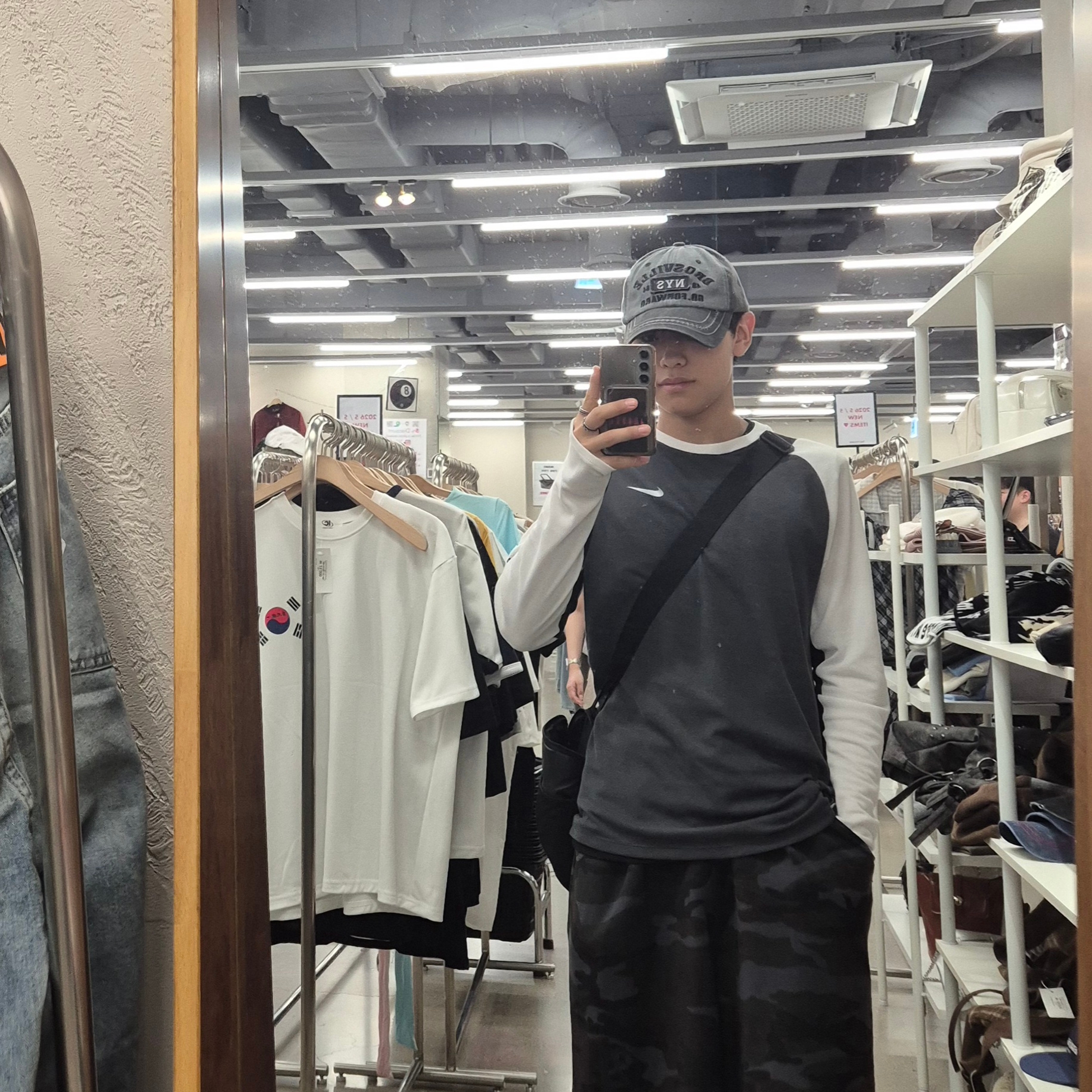 Nike Stride Dri-Fit Waffle Crewneck Running Top Anthracite Platinum Tint (IQ3630-060), AMOU Camo One Tuck Bermuda Pants Charcoal 착용 스타일