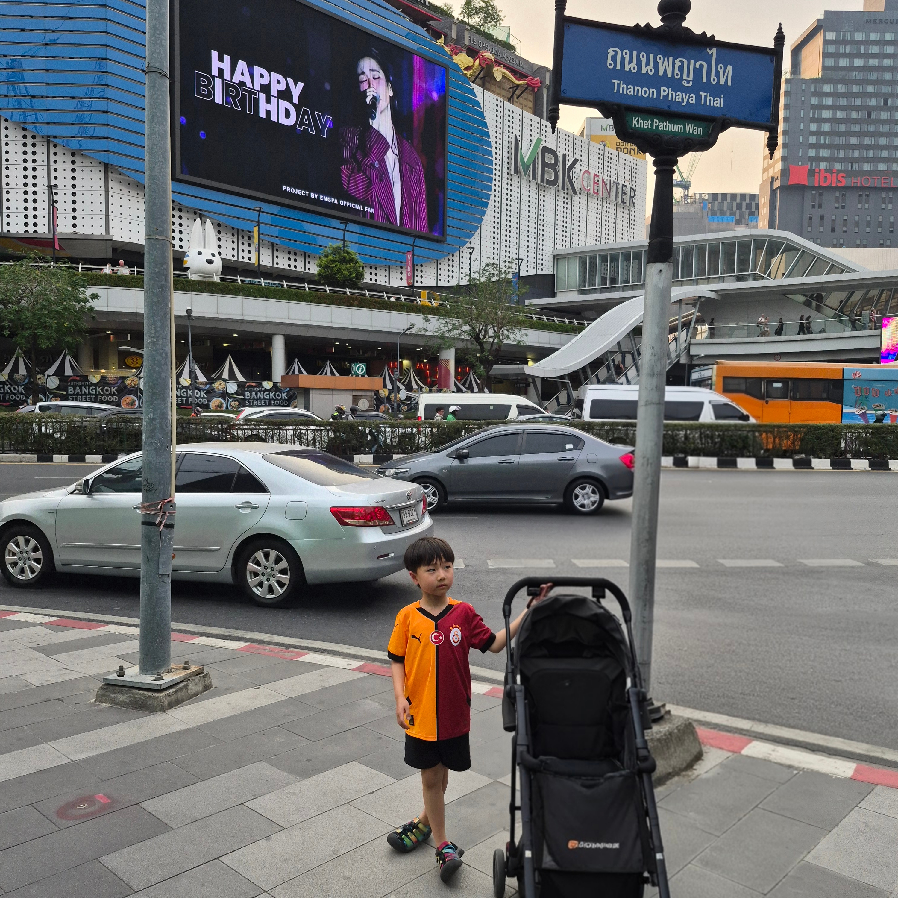 (Kids) Keen Newport H2 Raya Black, Nike Galatasaray 2023/24 Home Jersey Vivid Orange Pepper Red (Non Marking Ver.) 착용 스타일 - 2