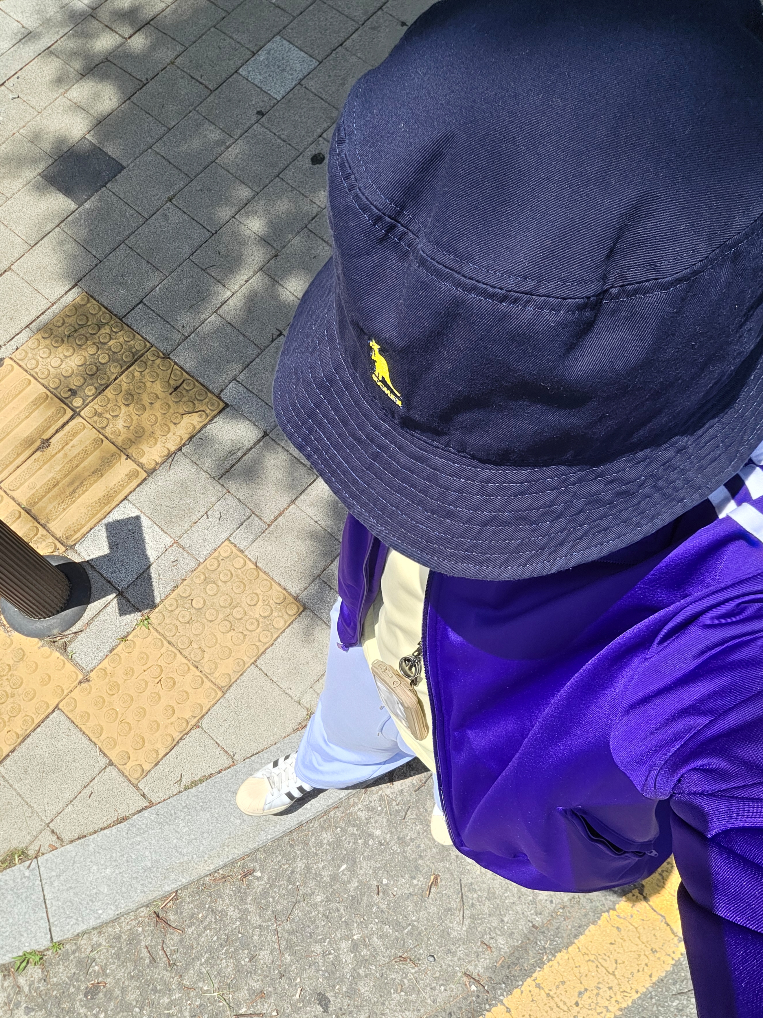 Kangol Washed Bucket Hat Navy, (W) GU Sweat Barrel Ankle Pants +EC Short Blue 착용 스타일 - 2