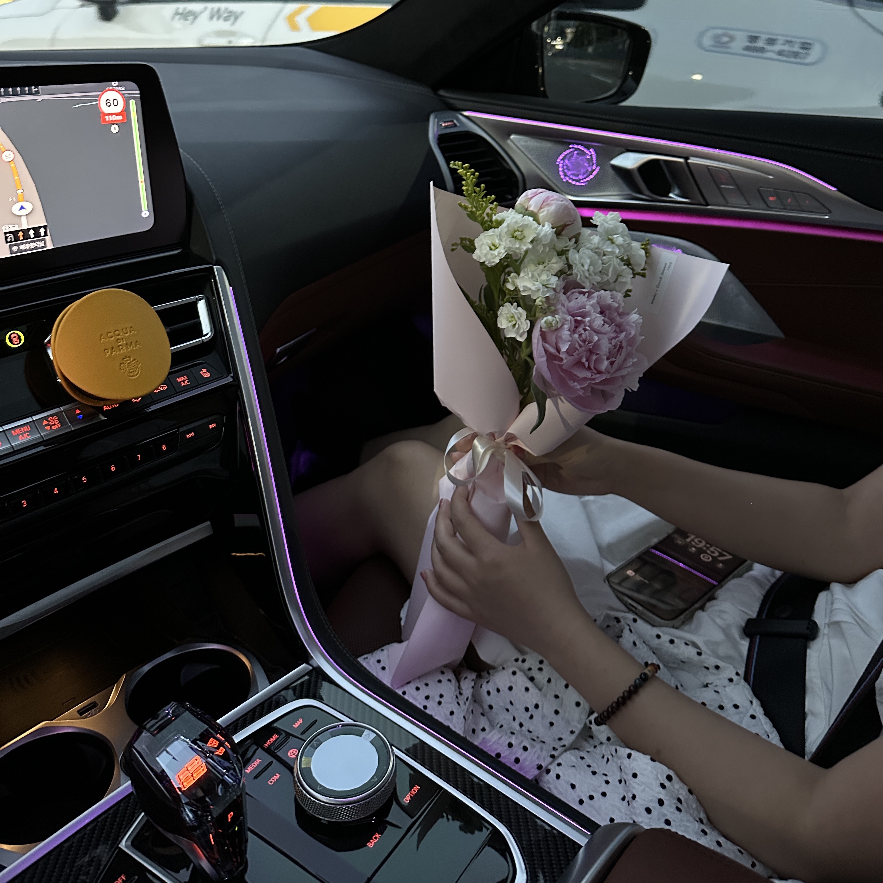 Kaikai Kiki Flower Rubber Keyring Rainbow White, Louis Vuitton Keepall Bandouliere 25 Taurillon Monogram Black 착용 스타일 - 2