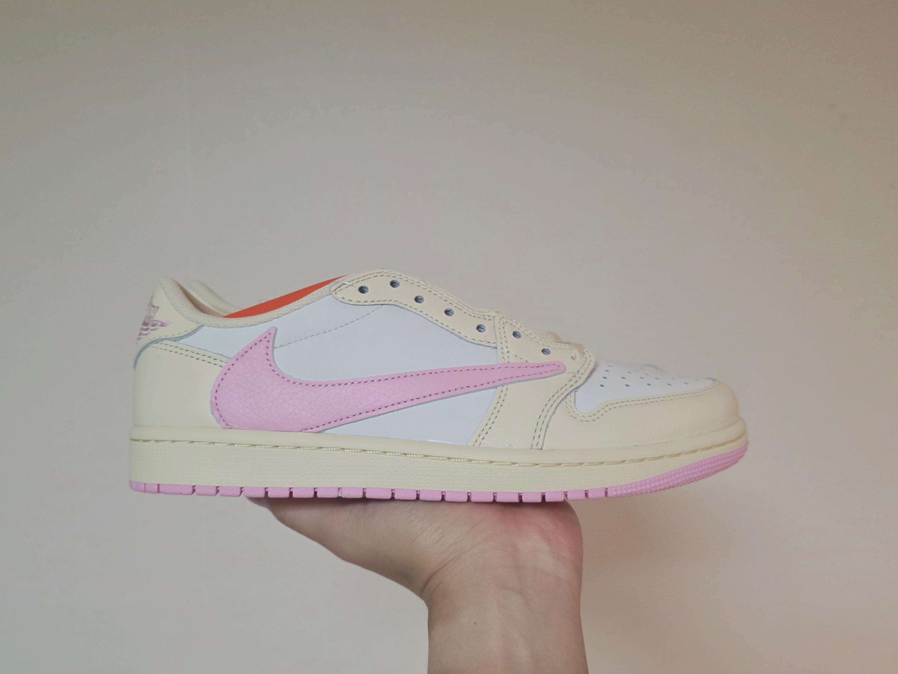 Jordan 1 x Travis Scott Retro Low OG SP Muslin Shy Pink 착용 스타일 - 3
