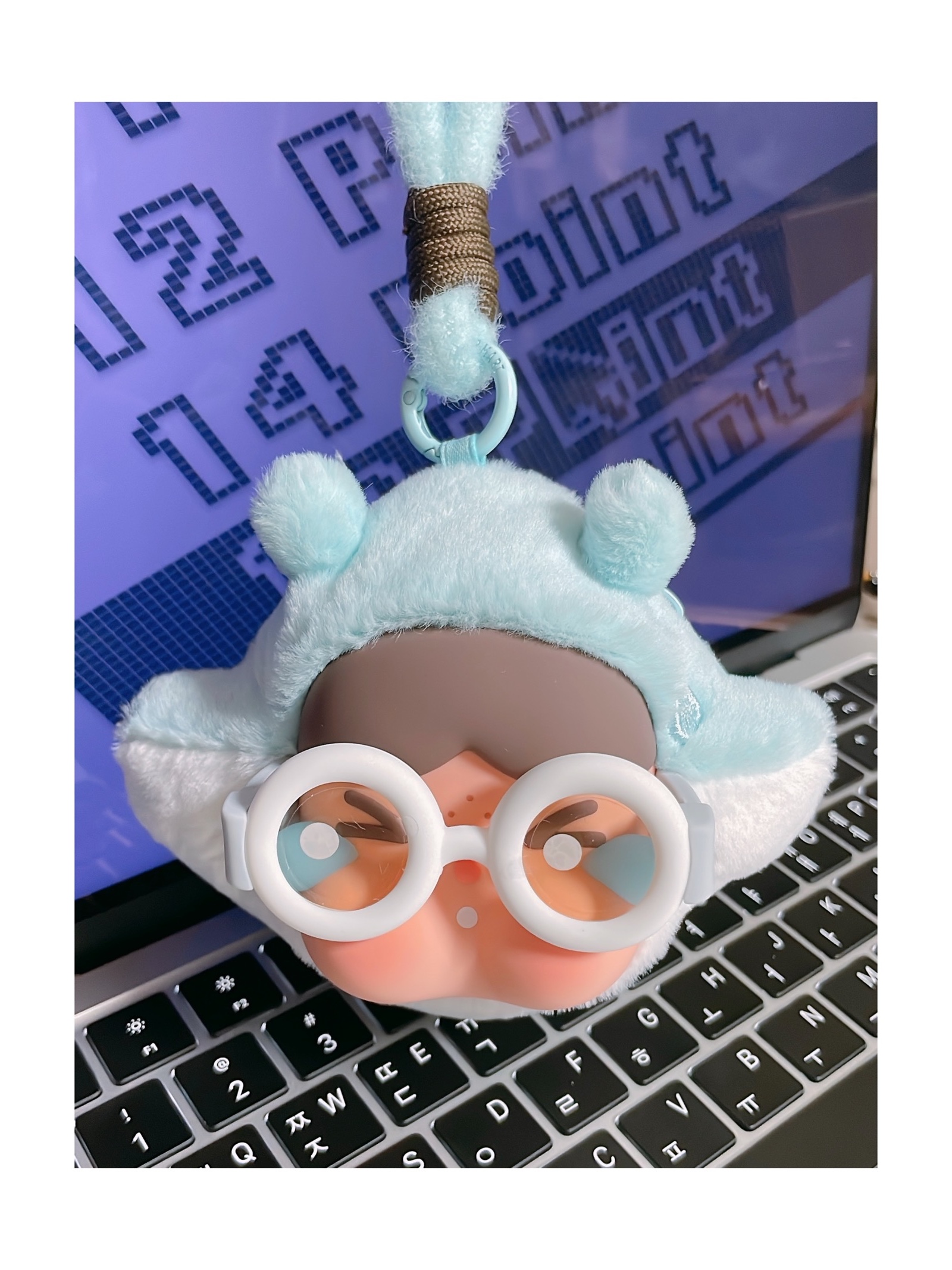 Pop Mart Crybaby Cry Me An Ocean Series Earphone Bag The Manta Ray (Opened Case) 착용 스타일