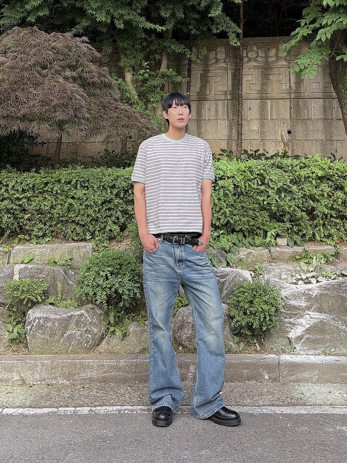 Haleine Relaxed Bootcut Washed Jean Light Blue (XB111) 착용 스타일 - 2