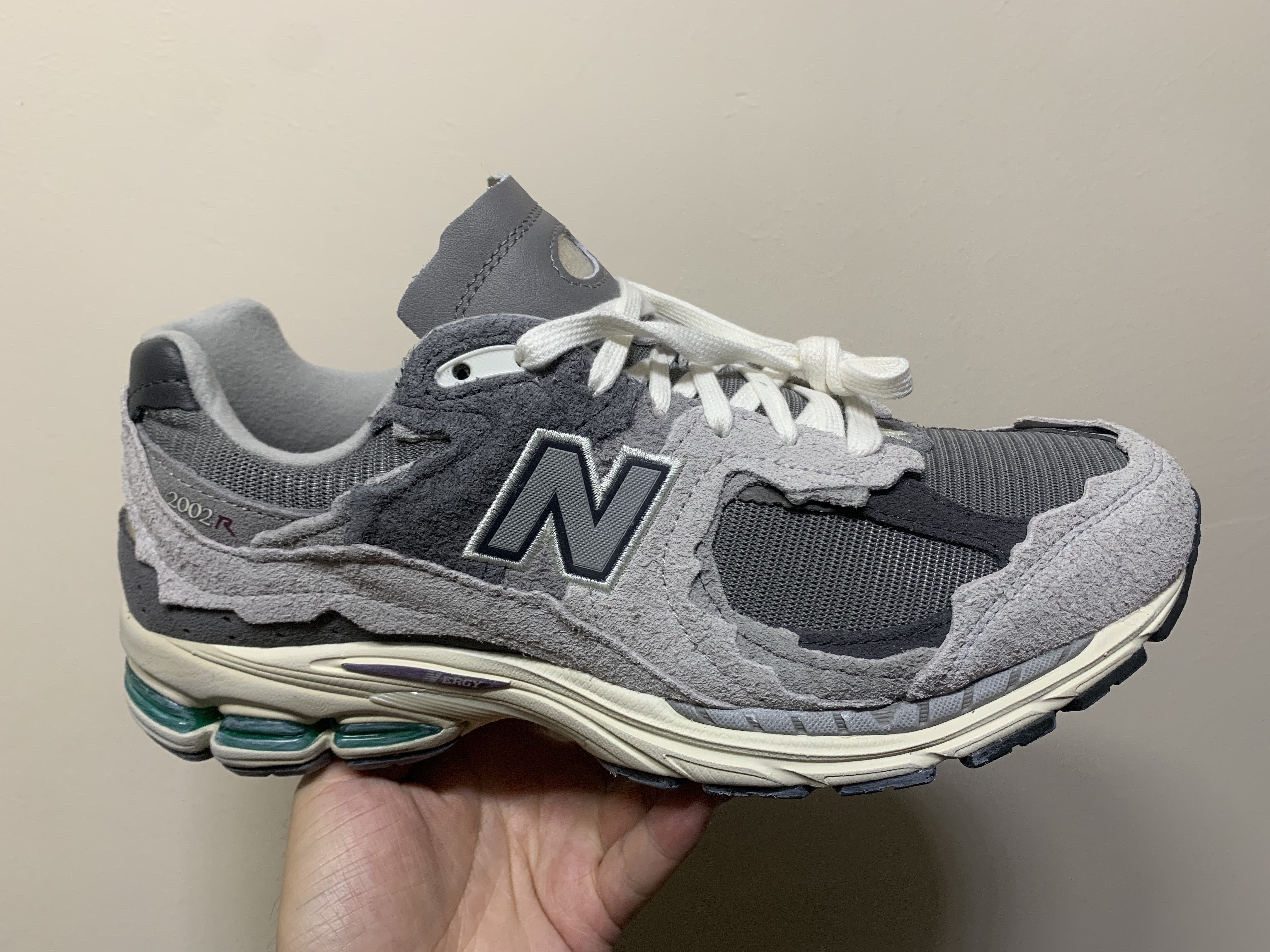 New Balance 2002R Protection Pack Rain Cloud 착용 스타일 - 2