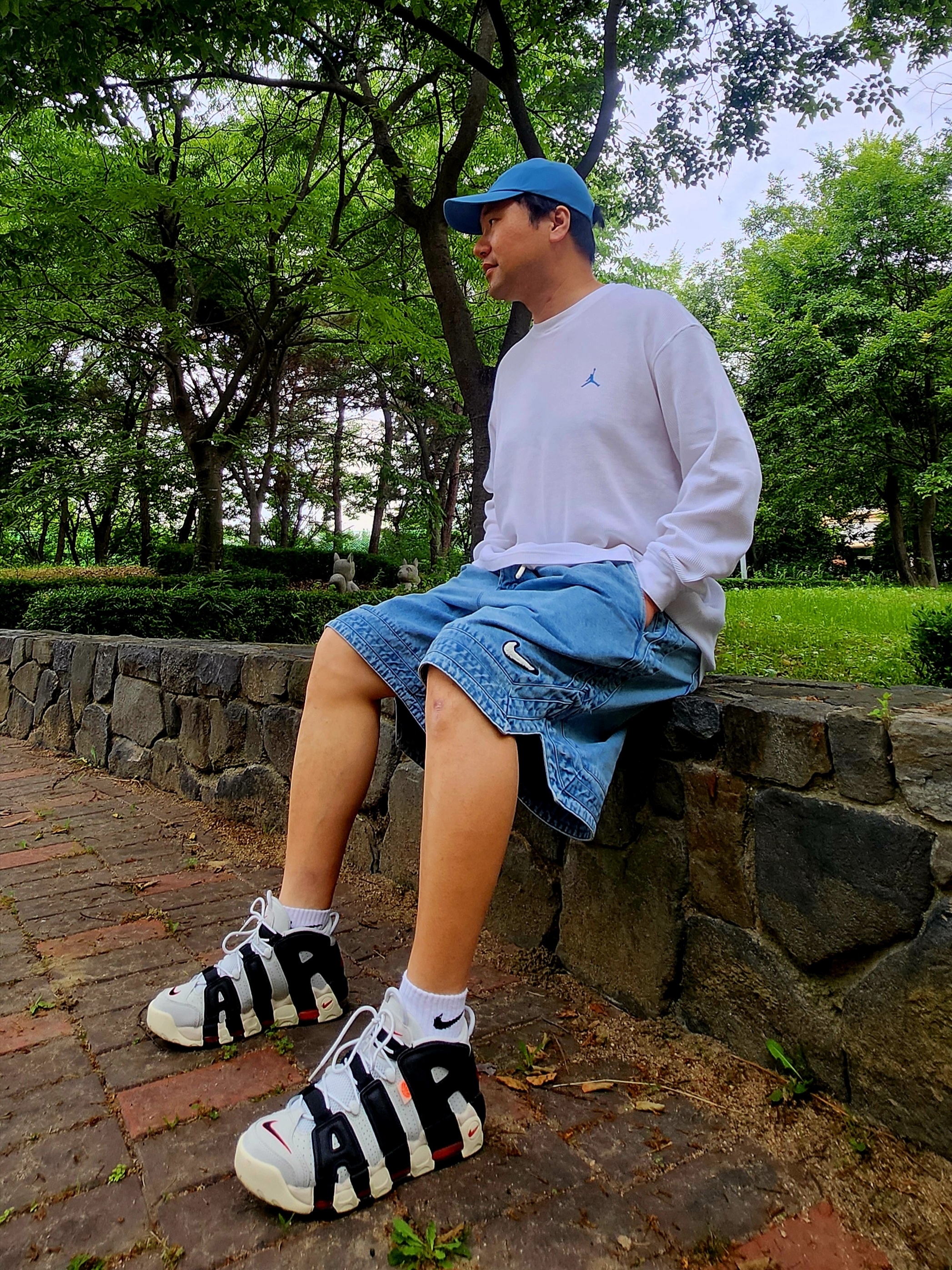 Nike 10 Inch Denim Basketball Shorts Blue Grey Pale Ivory, Jordan Essential Long Sleeve T-Shirt White Legend Blue 착용 스타일