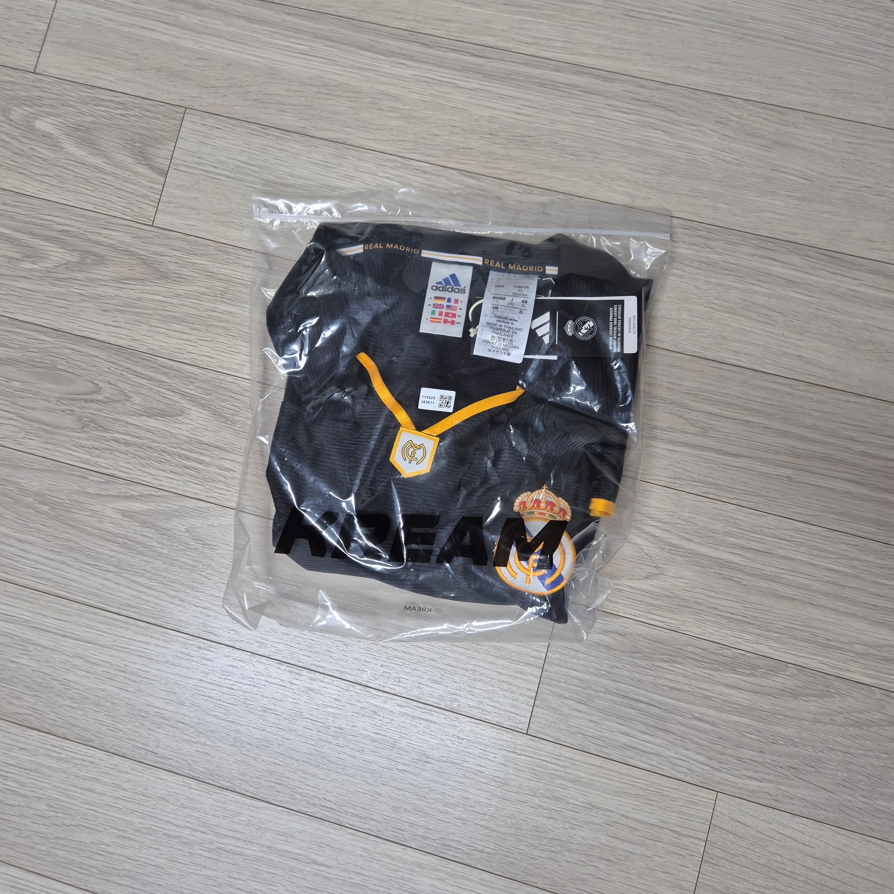 Adidas Real Madrid 99/00 Away Jersey Black - KR Sizing (Non Marking Ver.) 착용 스타일 - 2