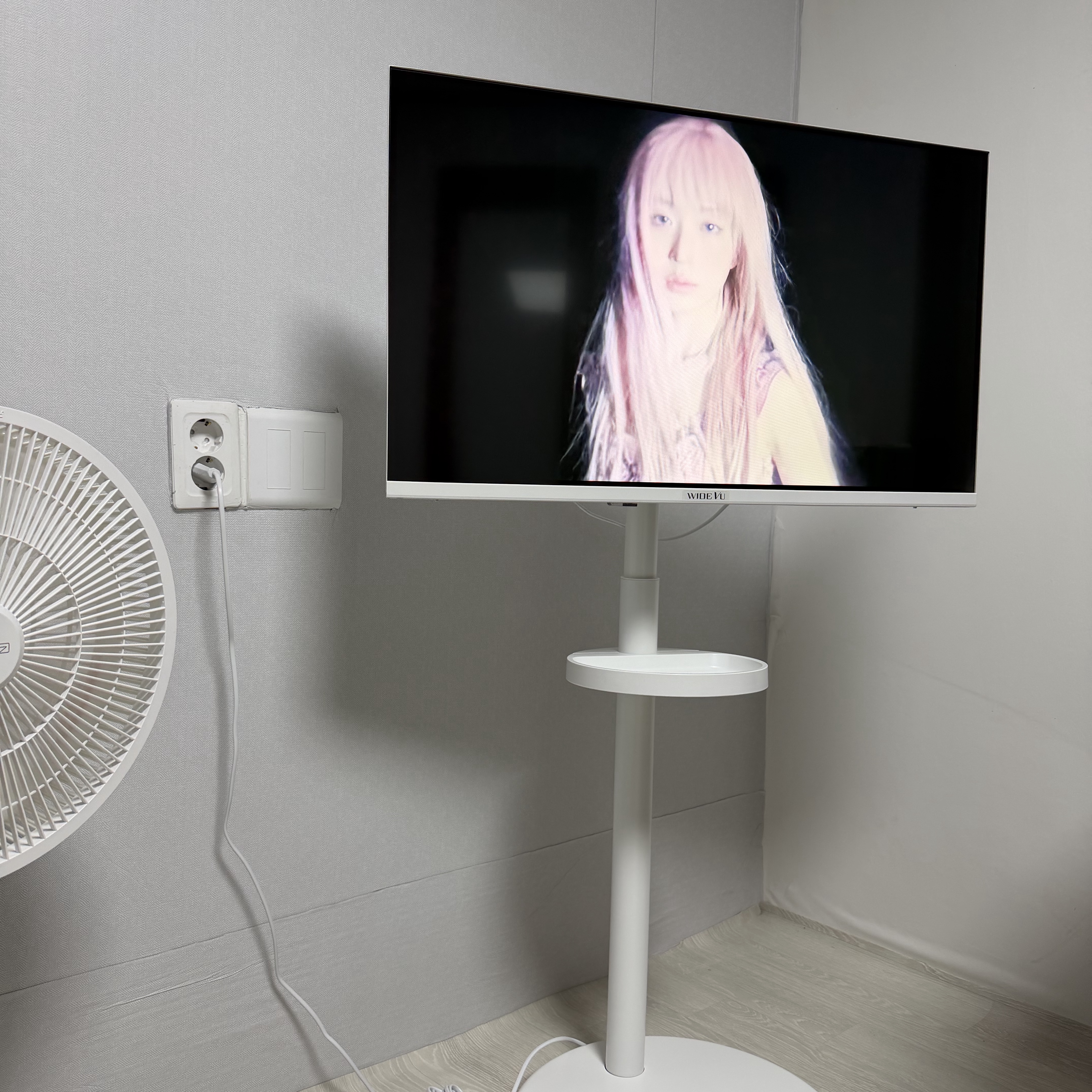 [15% 쿠폰] WIDEVU WideMovingVu White Edition V3 Set QLED 81 cm (32 in) FHD Smart Mobile TV 착용 스타일 - 1