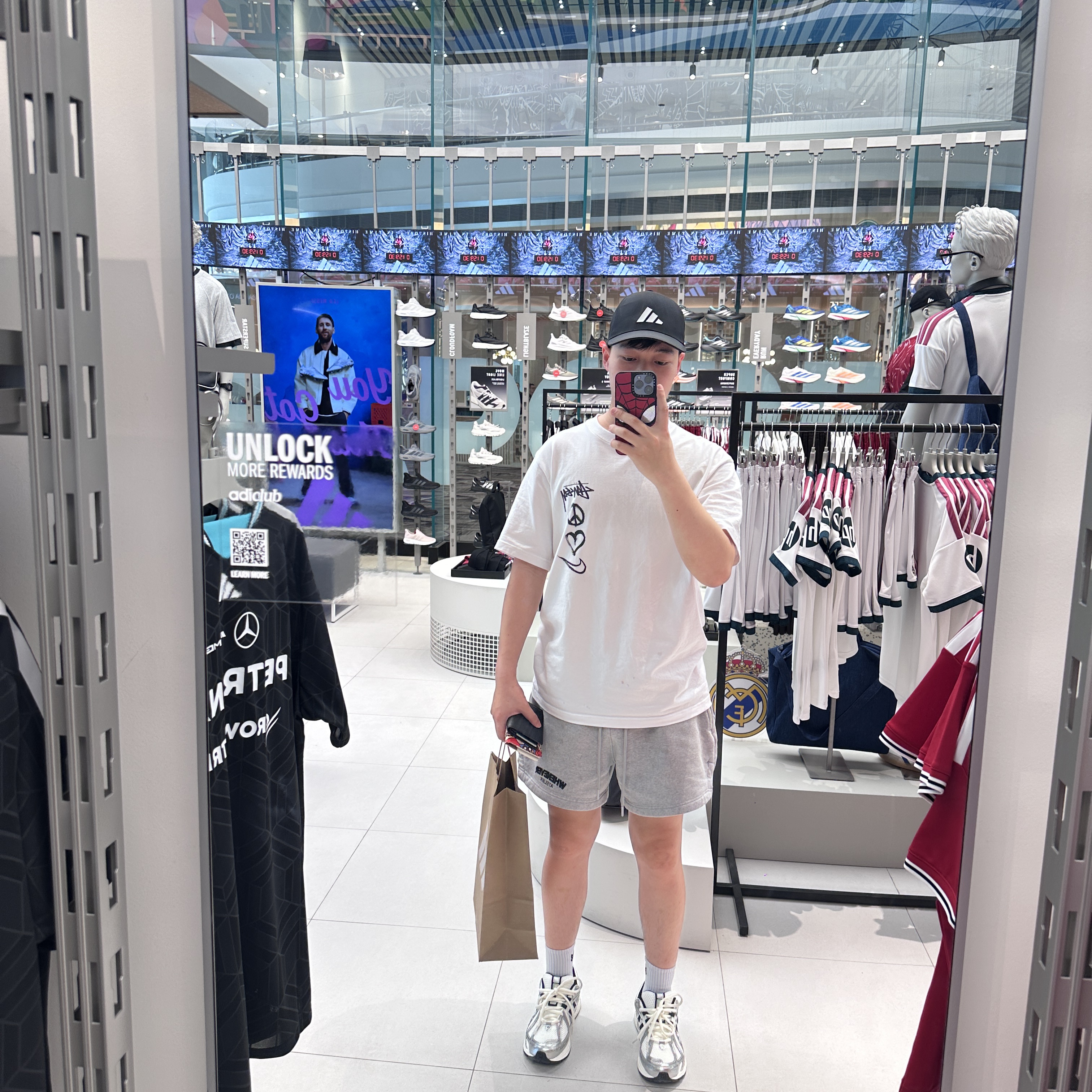Nike x Stussy NRG RA T-Shirt Summit White (DM4942-121), New Balance 1906R Silver Metallic Black 착용 스타일 - 1