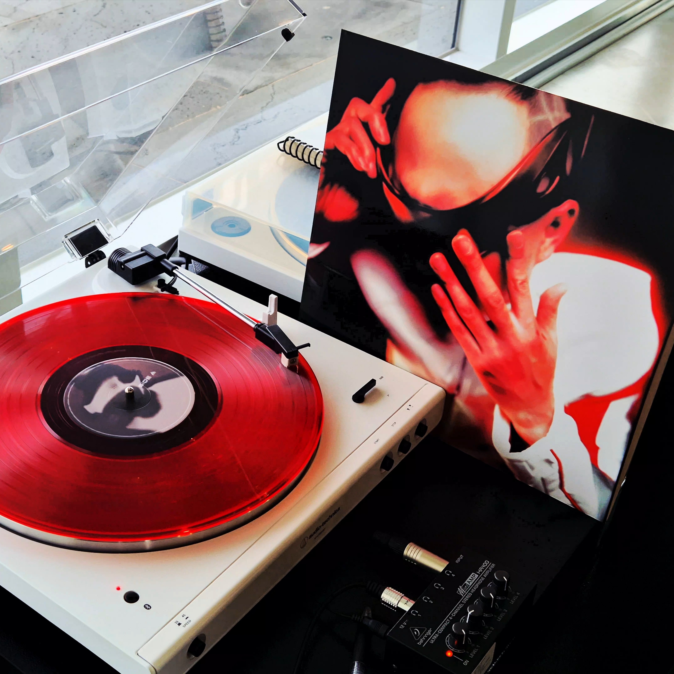EK 2nd Album YAHO Limited Edition LP Transparent Red 착용 스타일