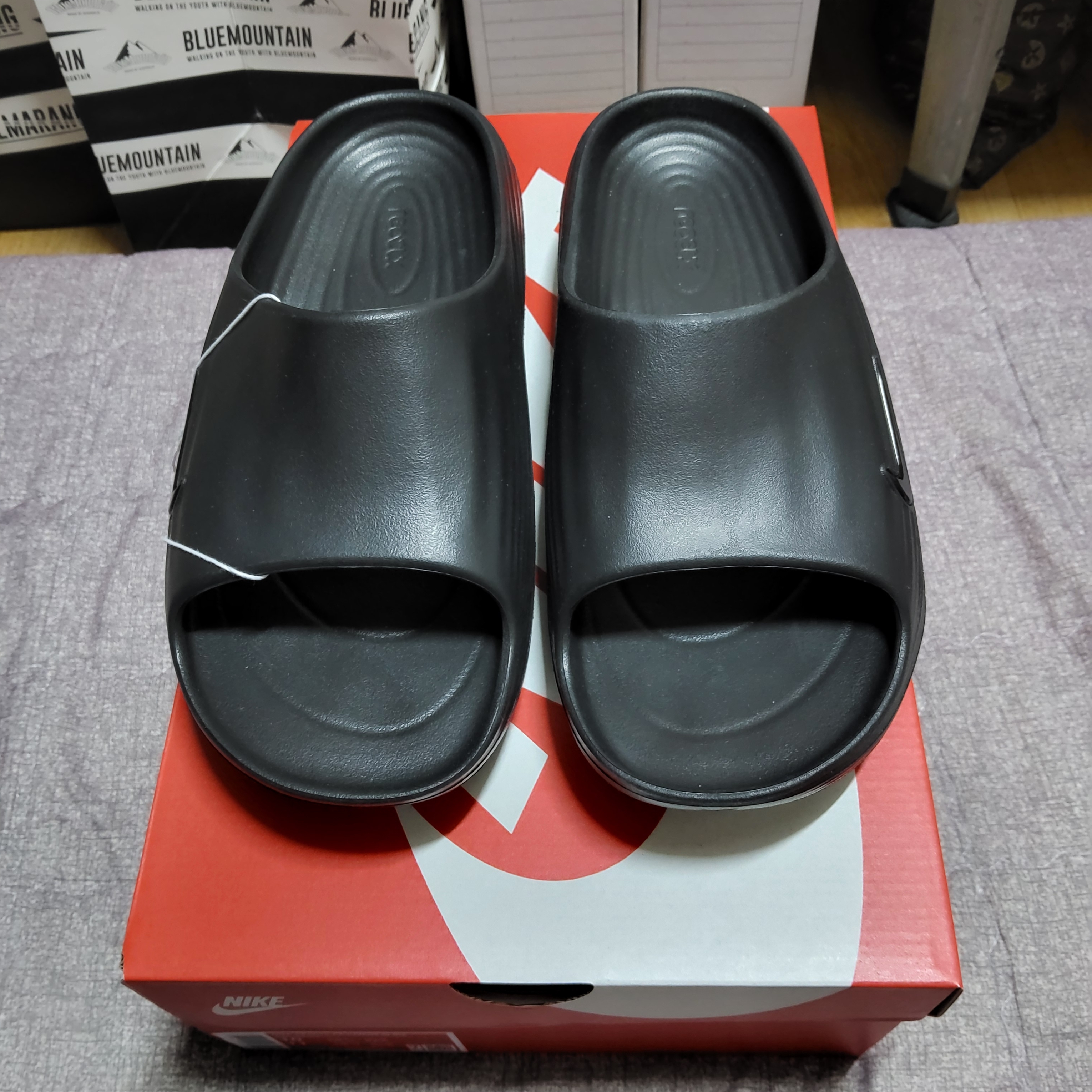 Nike ReactX Rejuven8 Slide Black 착용 스타일 - 2