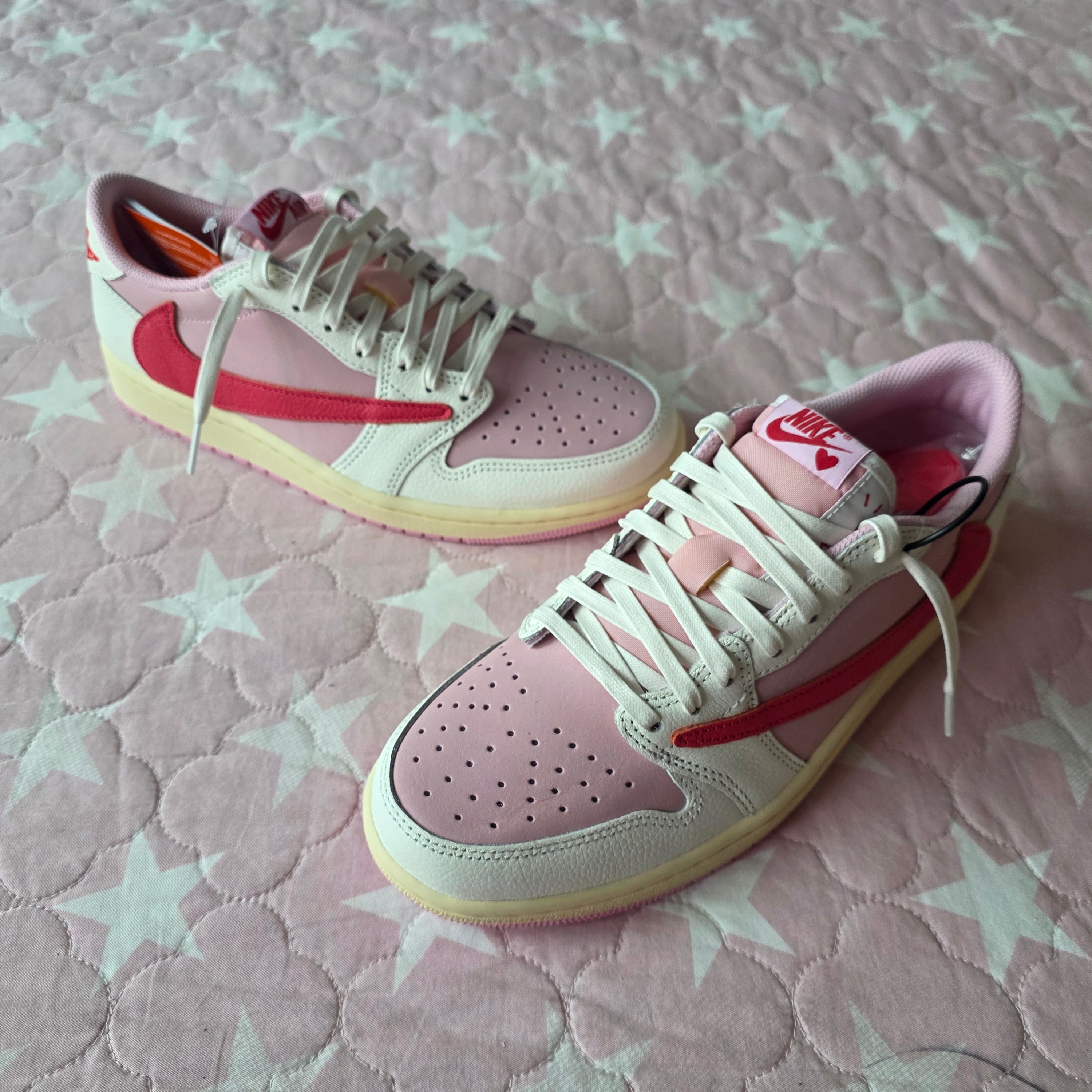 Jordan 1 x Travis Scott Retro Low OG SP Sail Tropical Pink 착용 스타일 - 3