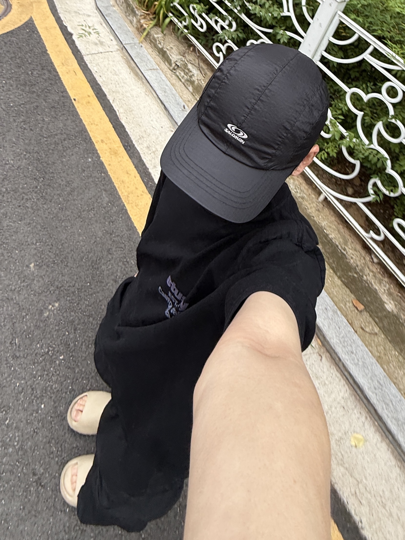 Adidas Yeezy Slide Bone 2022/2023, Stussy California Grown Pigment Dyed T-Shirt Black 착용 스타일 - 2