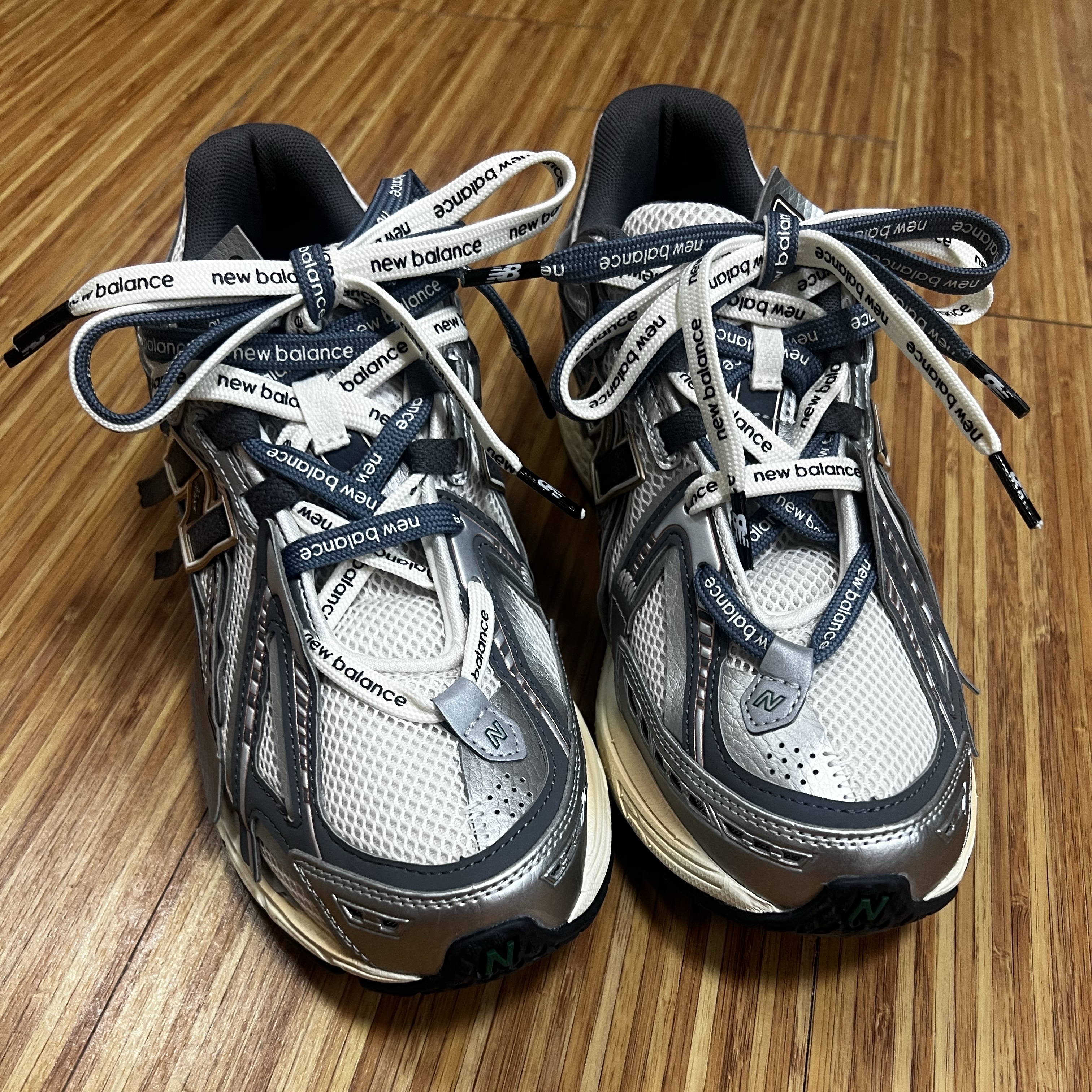 New Balance 1906A Silver Metallic Castlerock 착용 스타일