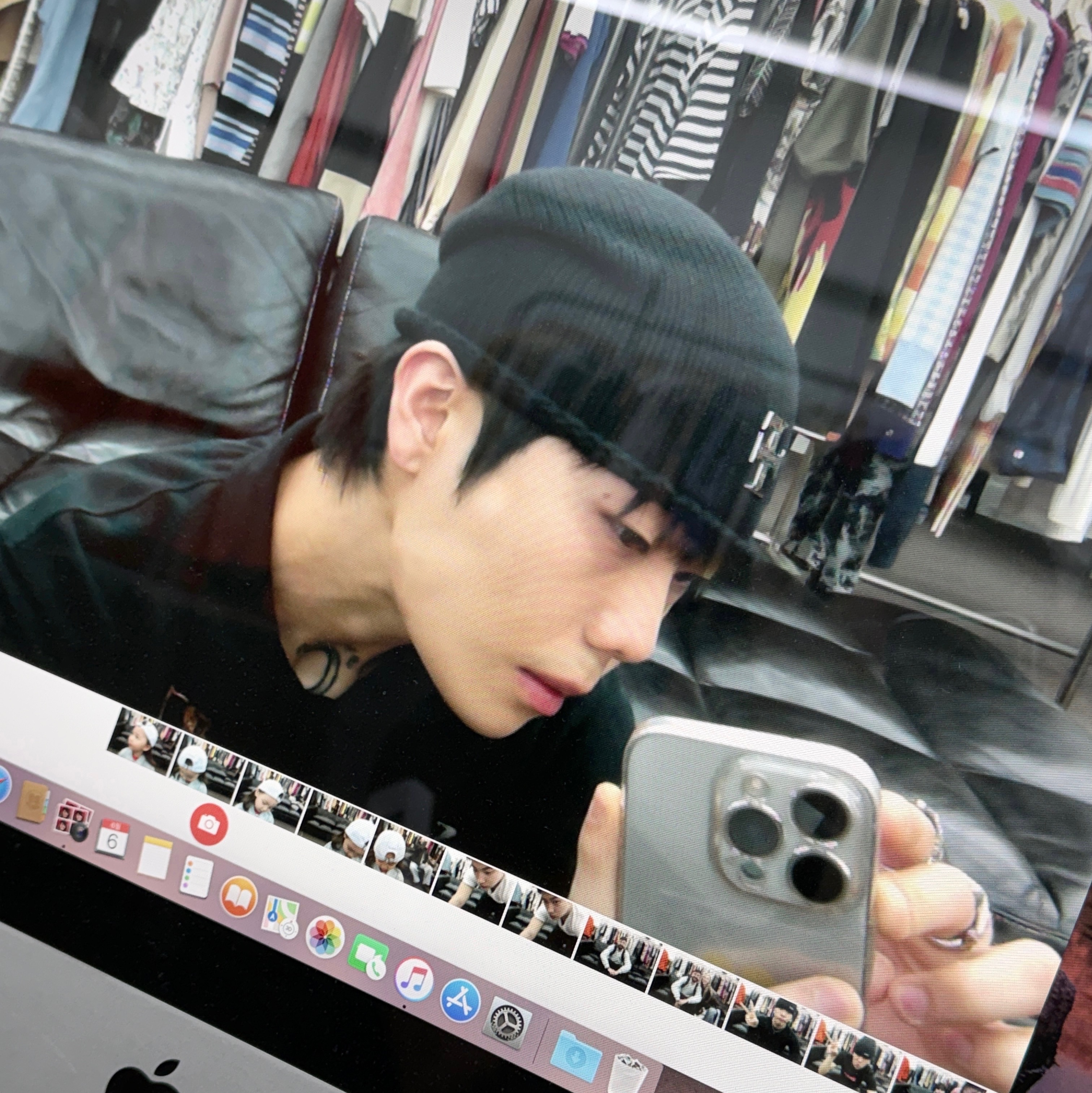 Farfromwhat Far Small F Charm Beanie_Black, Apple iPhone 16 Pro 256GB Natural Titanium (Korean Ver.) 착용 스타일 - 1