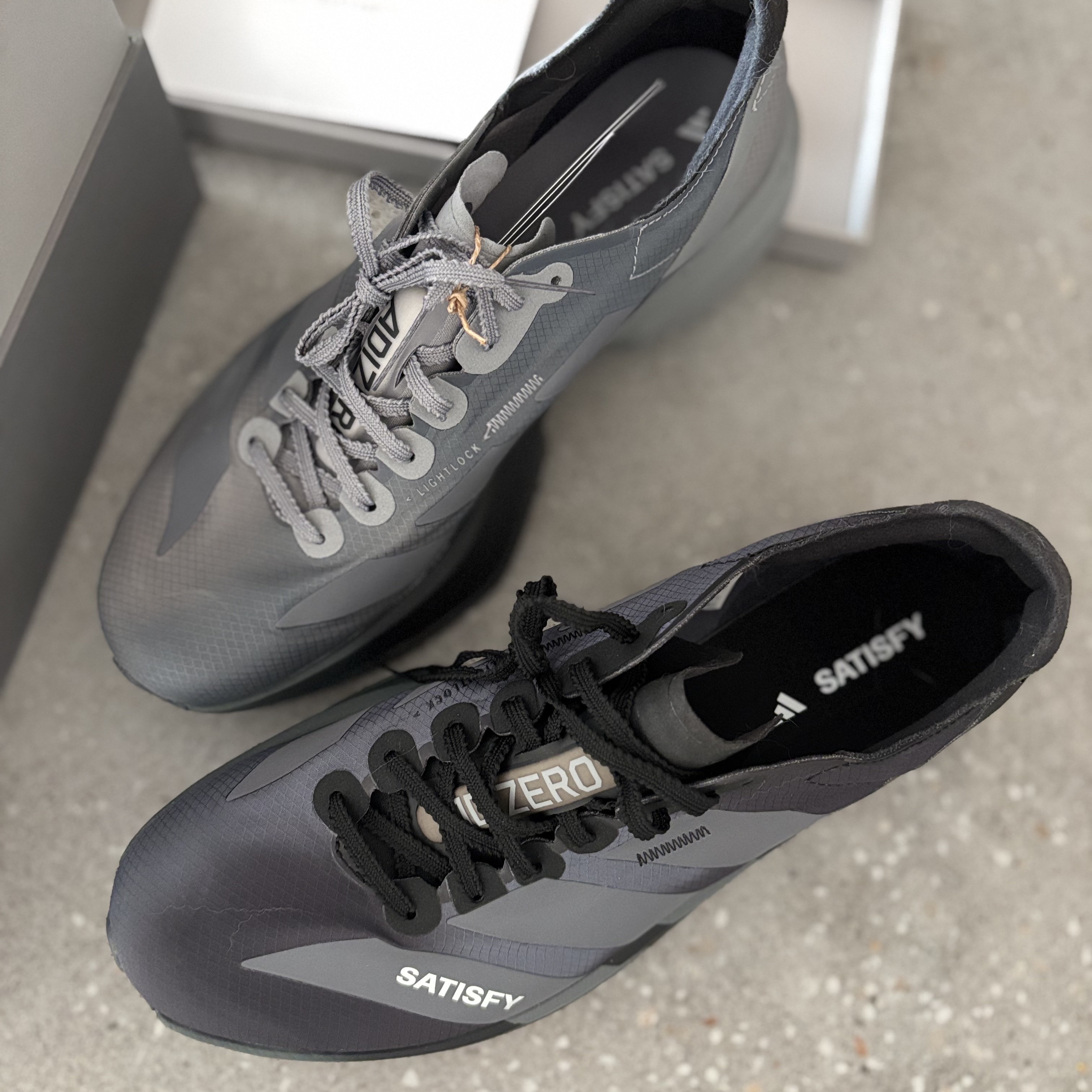 Adidas x Satisfy Adizero Adios Pro 4 Core Black Grey Five 착용 스타일 - 2