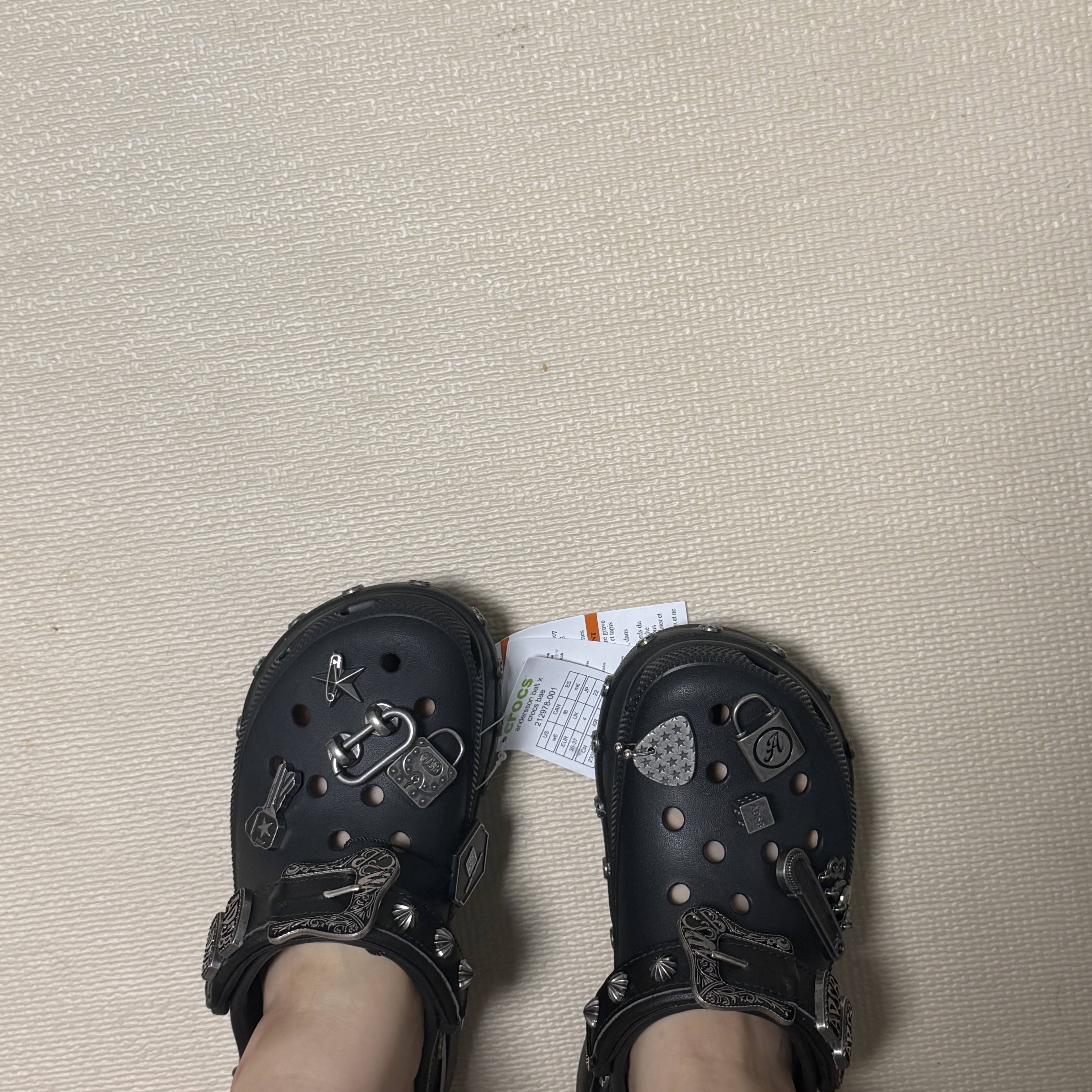 (W) Crocs x Andersson Bell Bae Clog Black 착용 스타일 - 3
